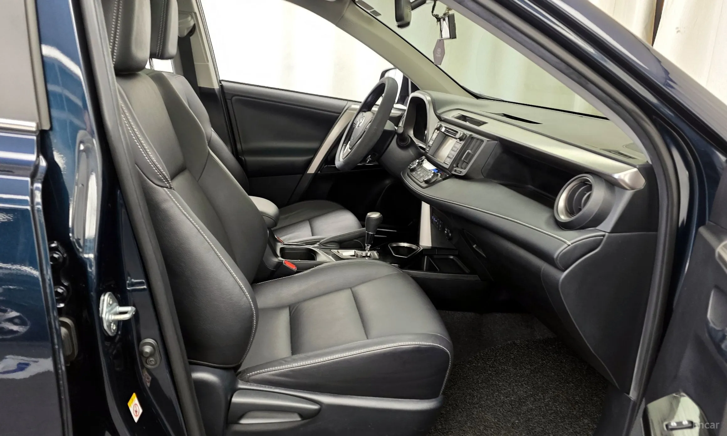 Toyota RAV4 превью 11