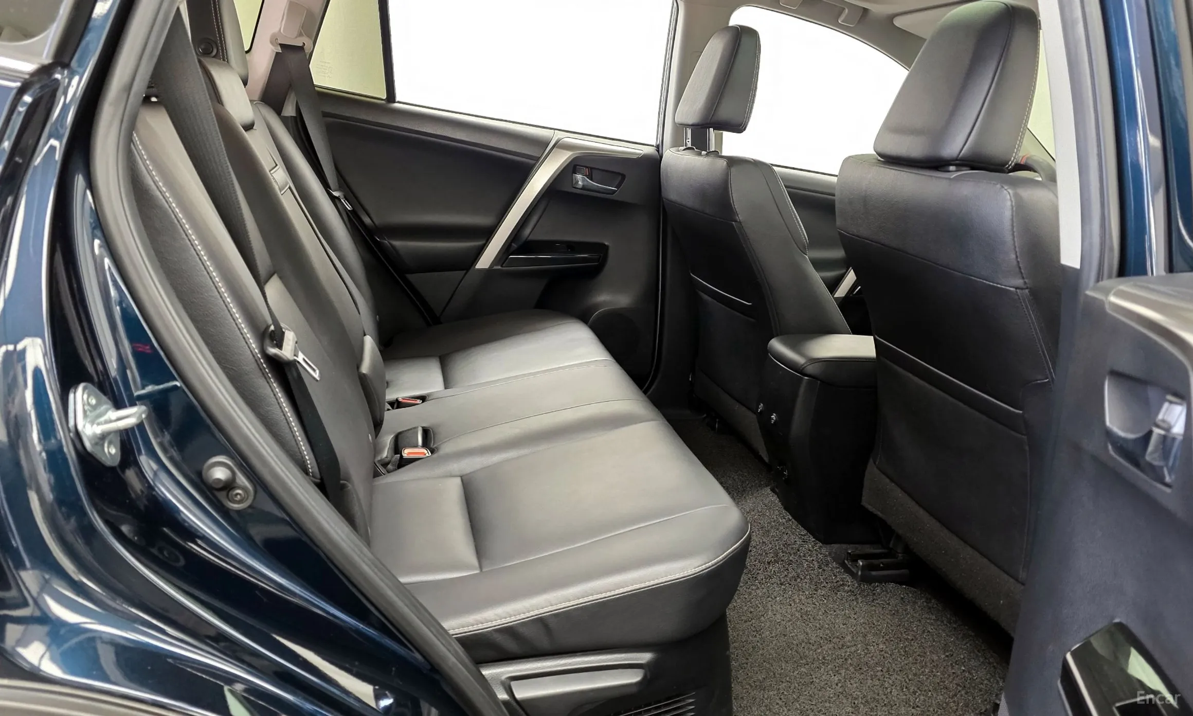 Toyota RAV4 превью 12