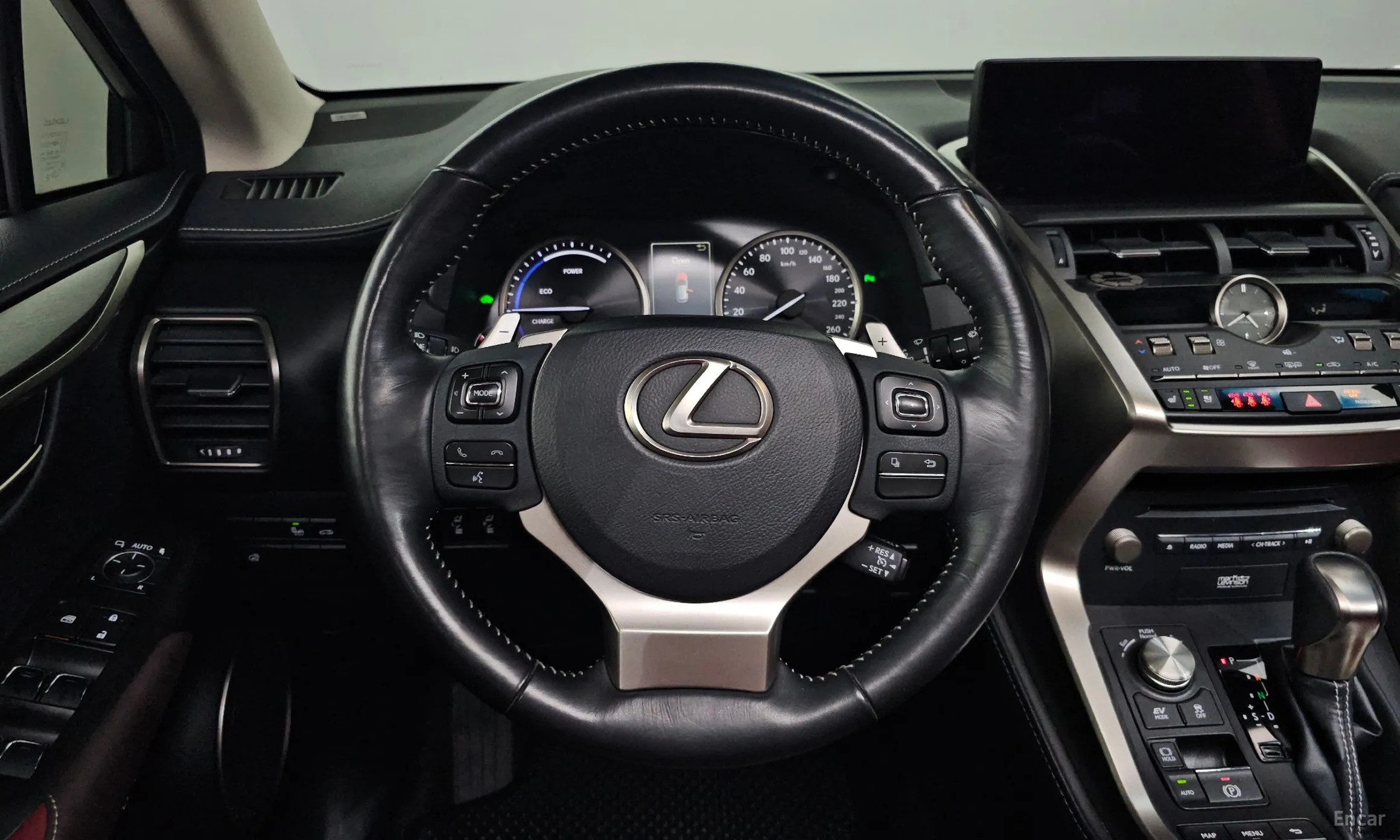 Lexus NX300h превью 13
