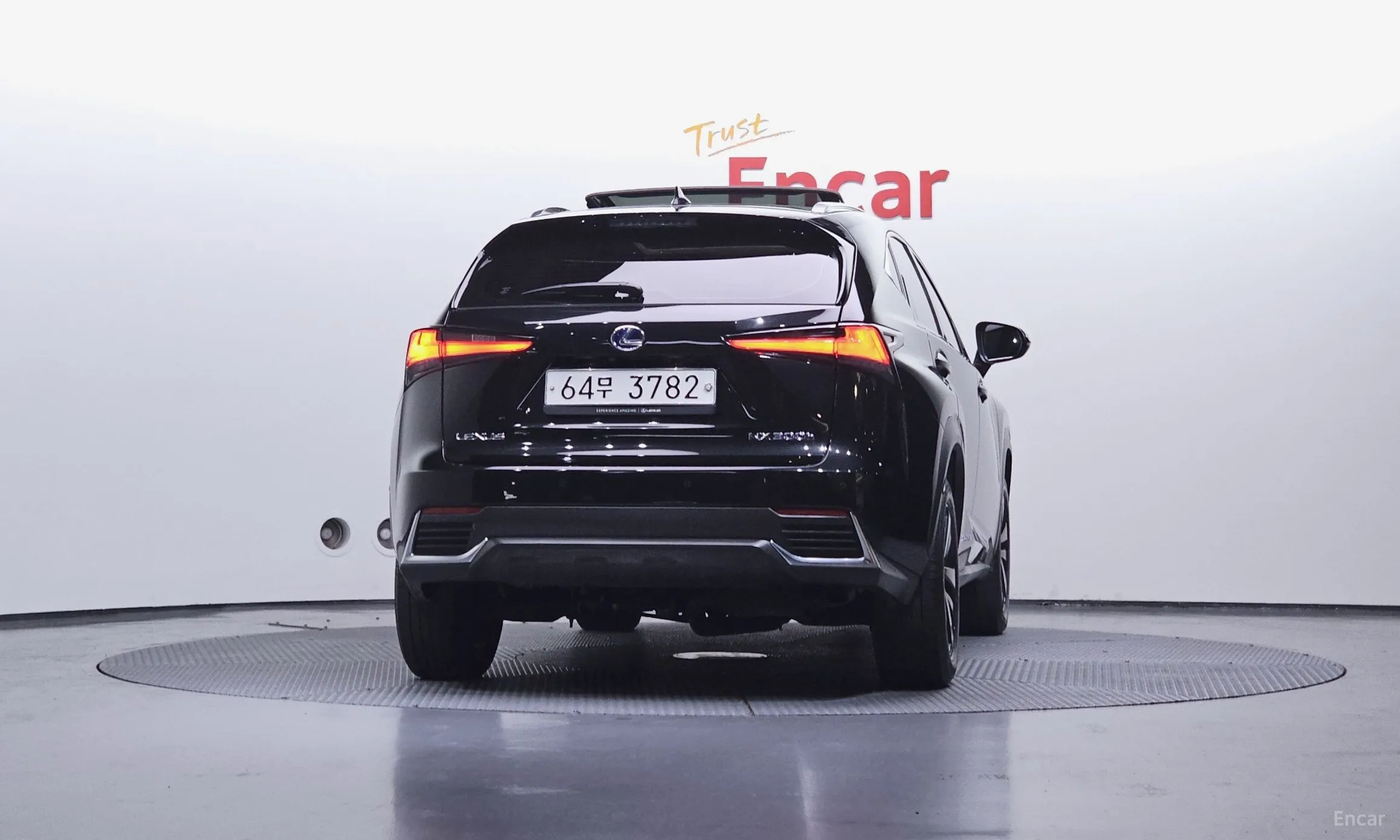 Lexus NX300h превью 4