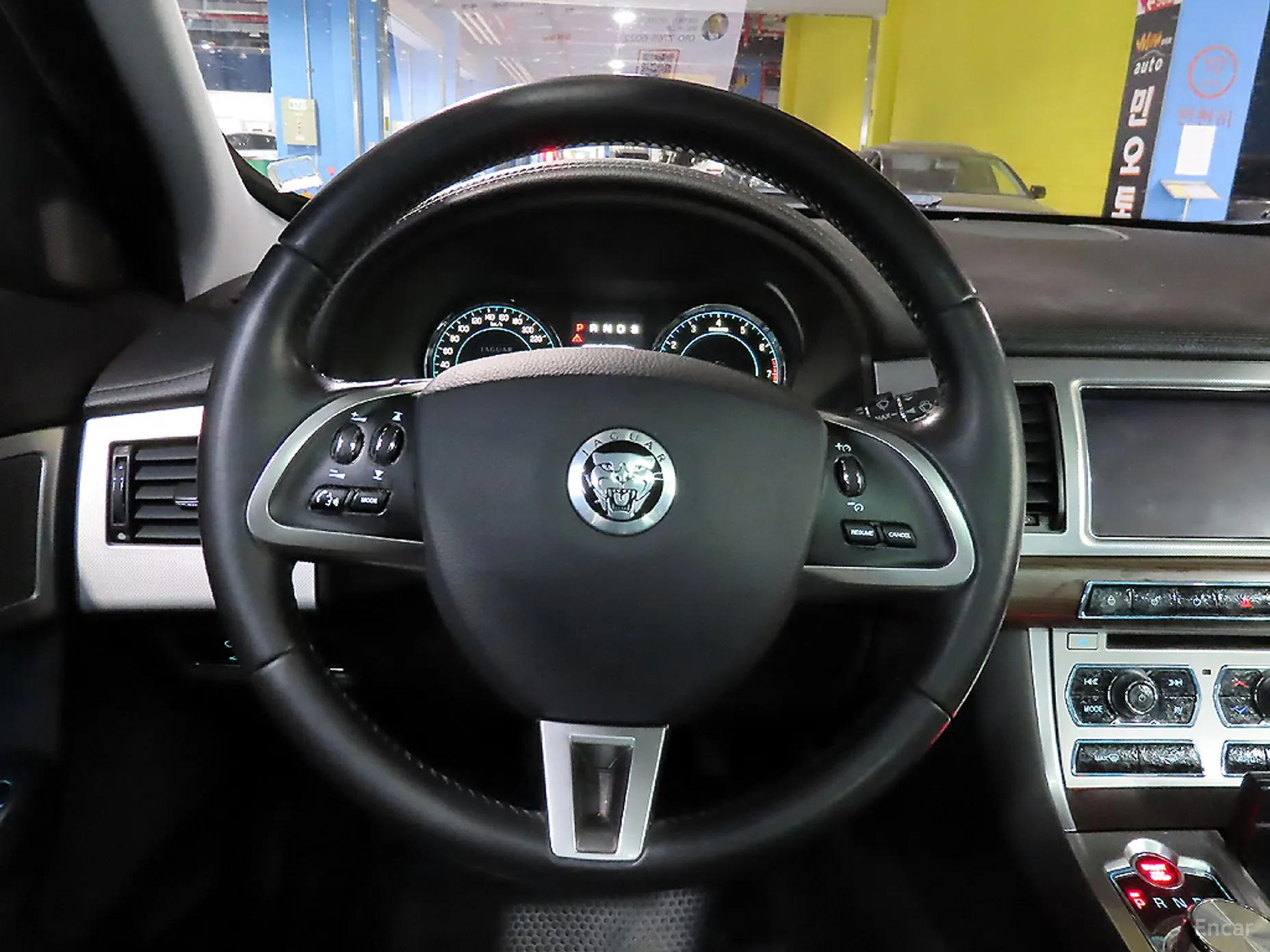 Jaguar New XF превью 10