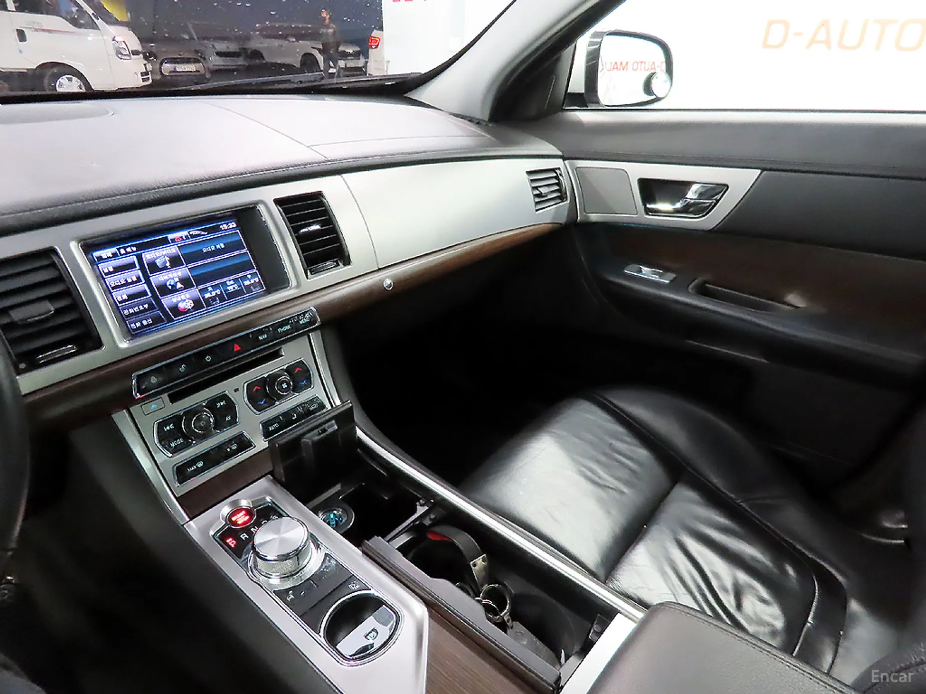 Jaguar New XF превью 11