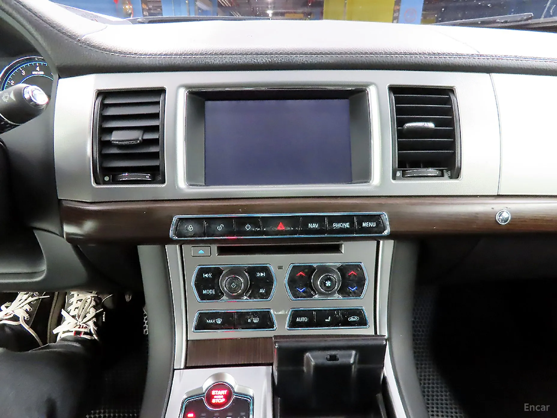 Jaguar New XF превью 12