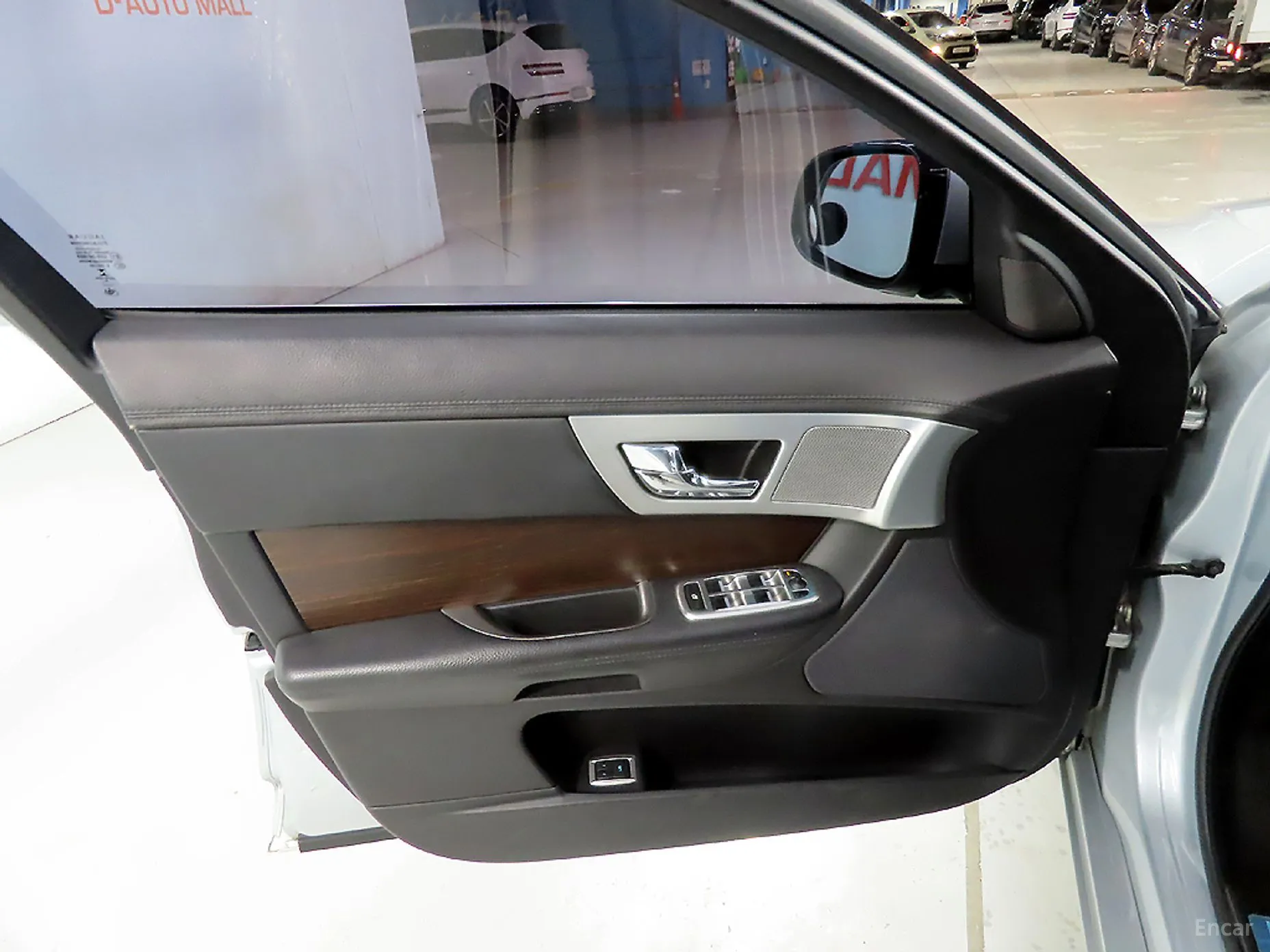 Jaguar New XF превью 14