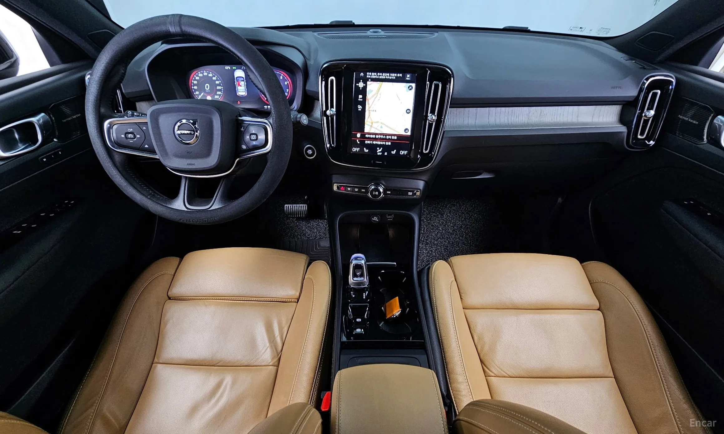 Volvo XC40 превью 7