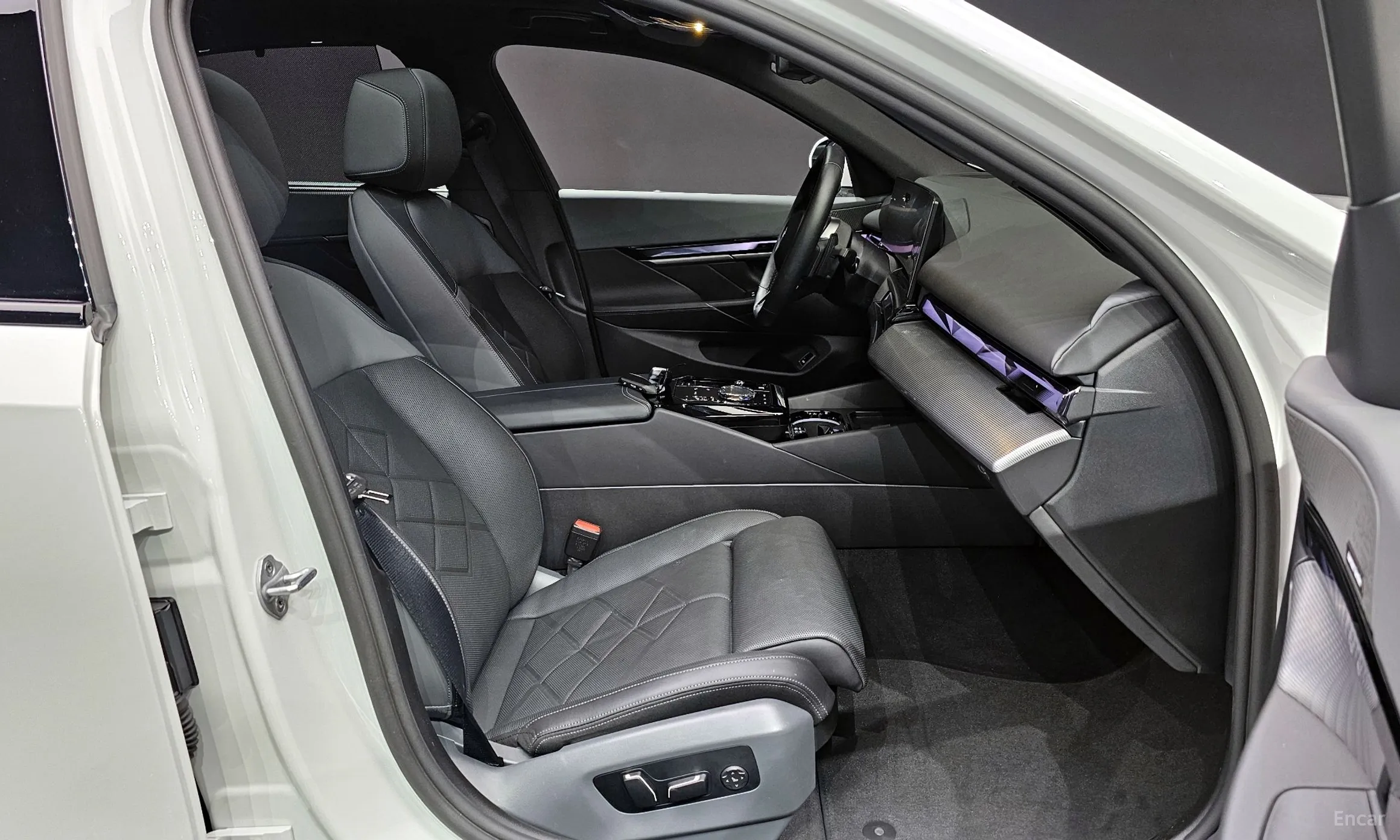 BMW 5 Series (G60) превью 10