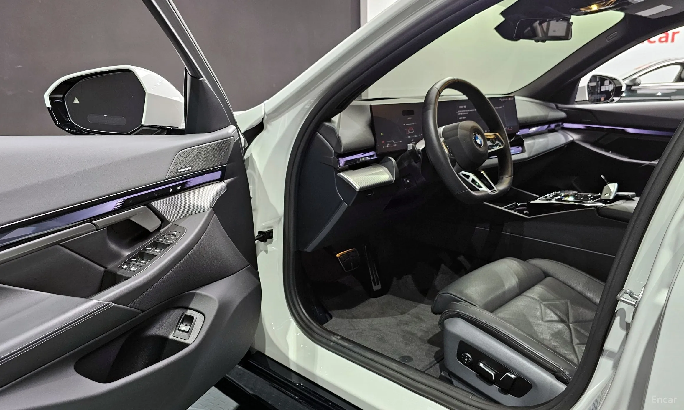 BMW 5 Series (G60) превью 11