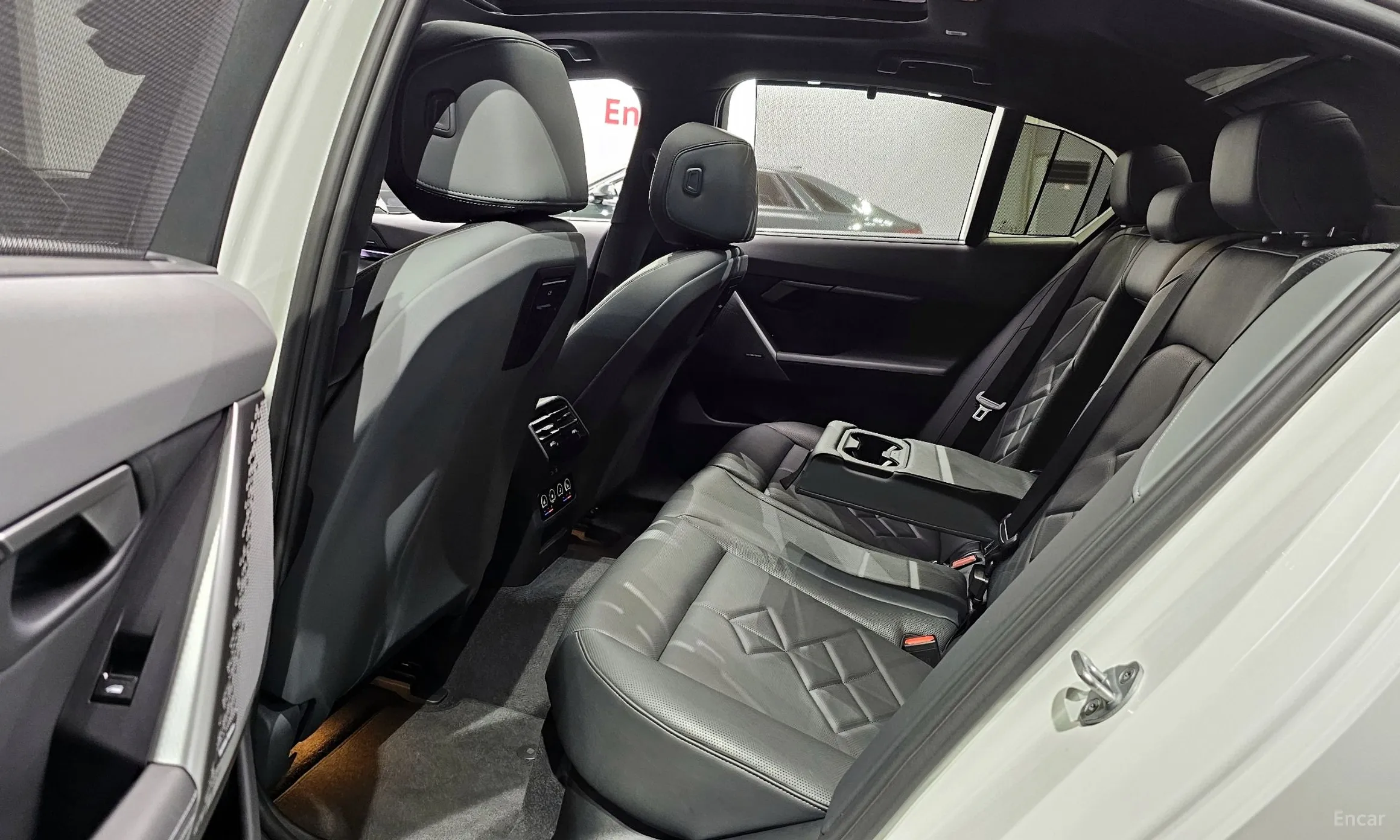 BMW 5 Series (G60) превью 12