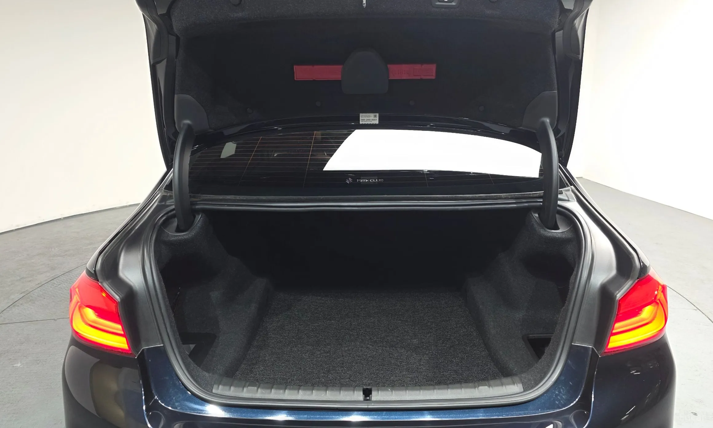 BMW 5 Series (G30) превью 20