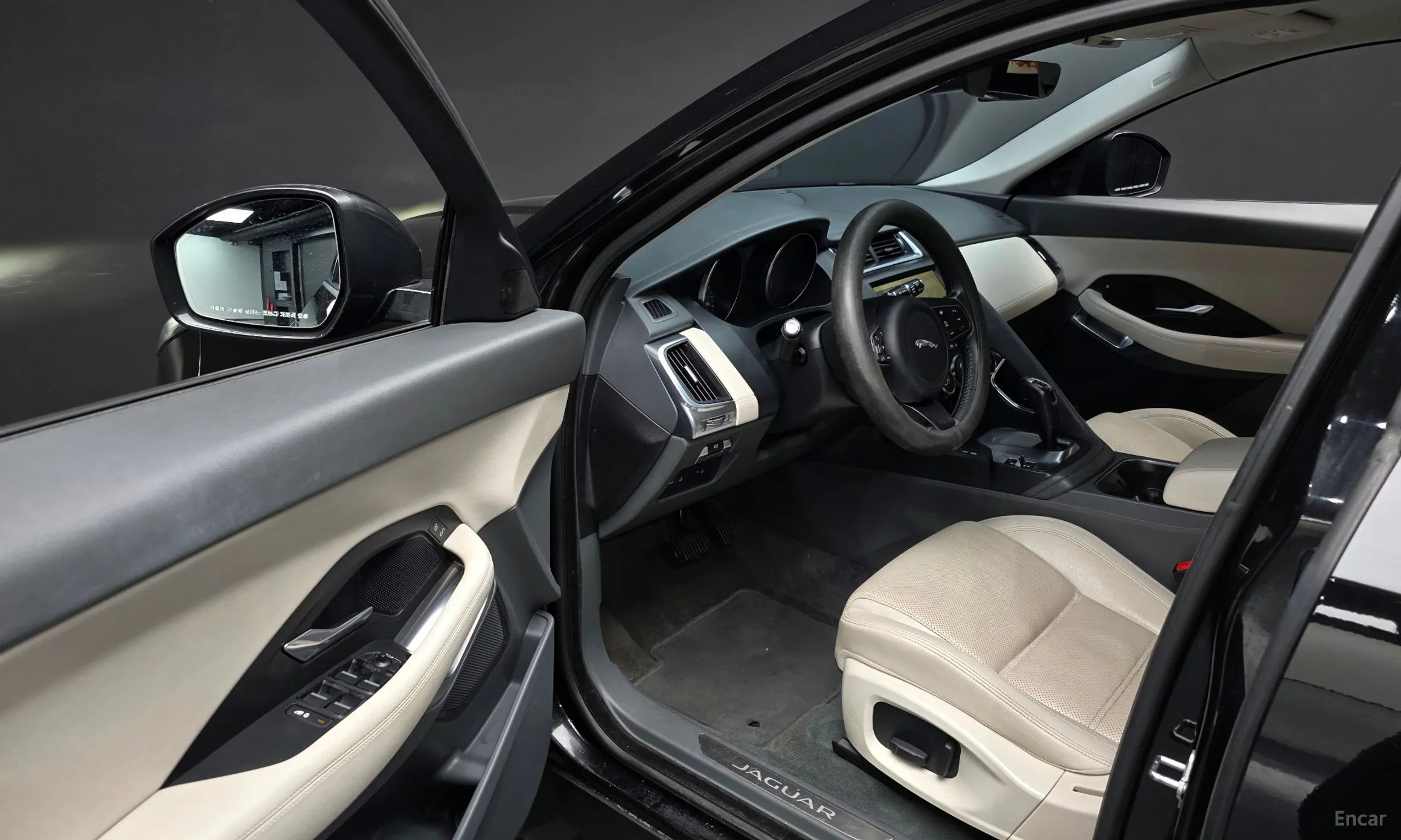 Jaguar E-PACE превью 10