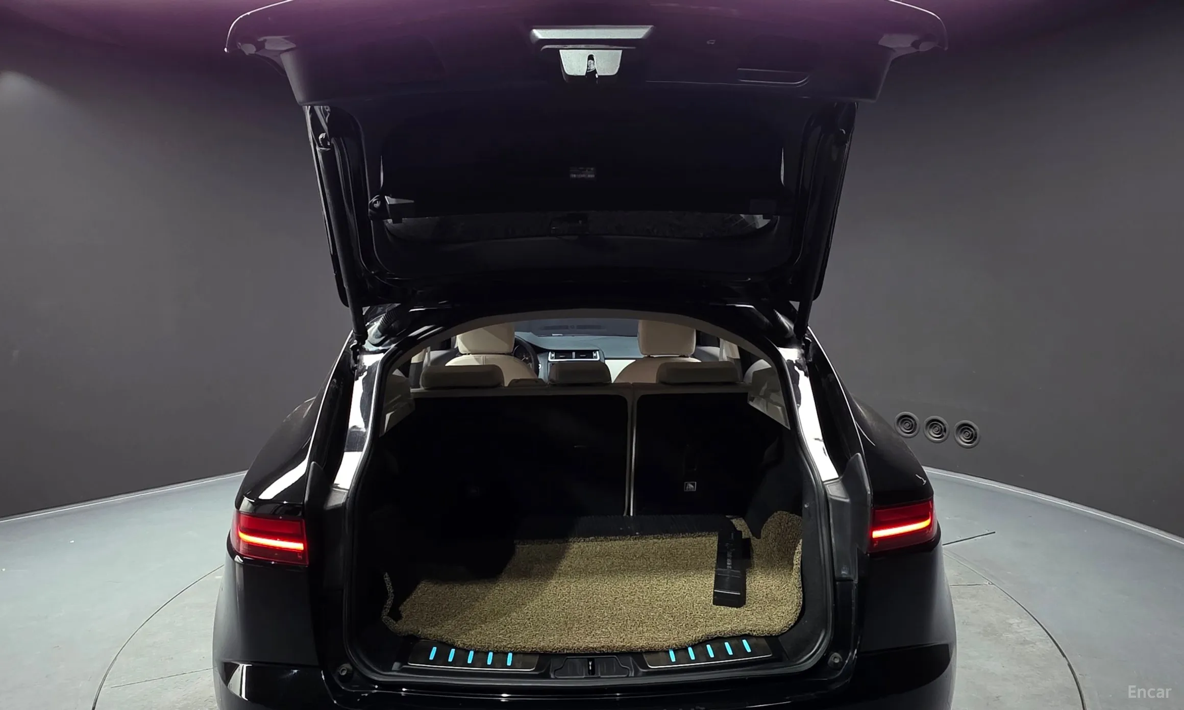 Jaguar E-PACE превью 20