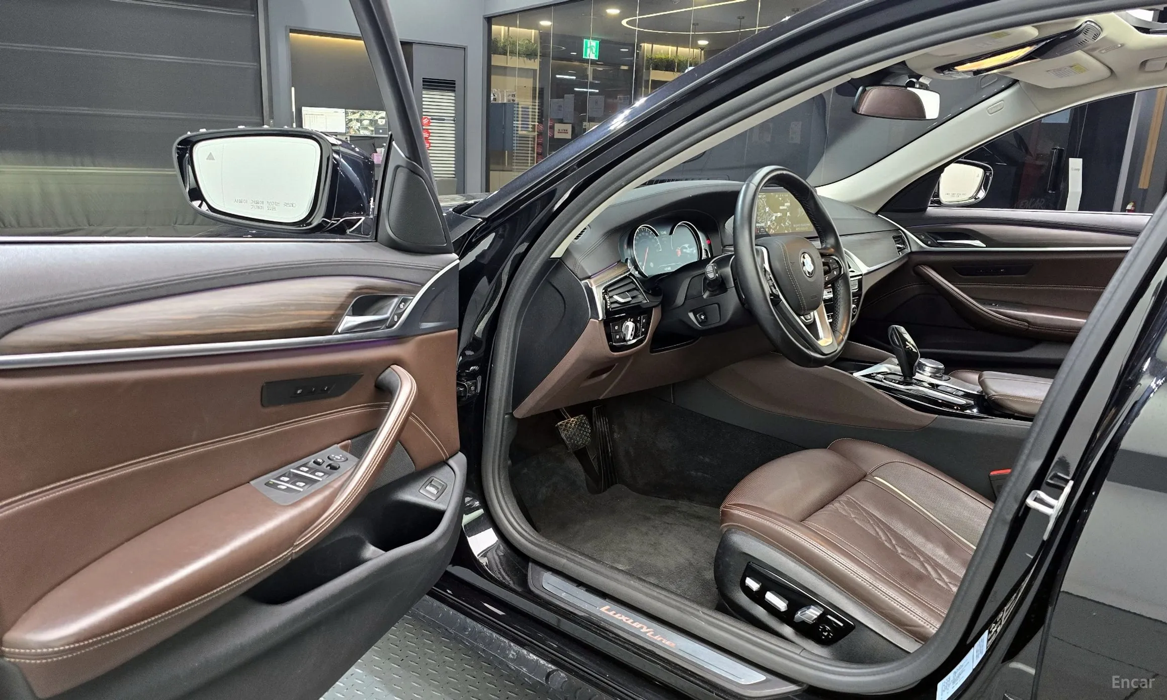 BMW 5 Series (G30) превью 11