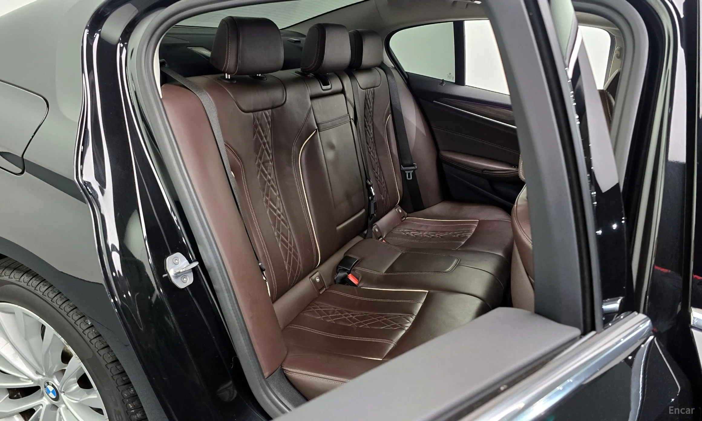BMW 5 Series (G30) превью 12
