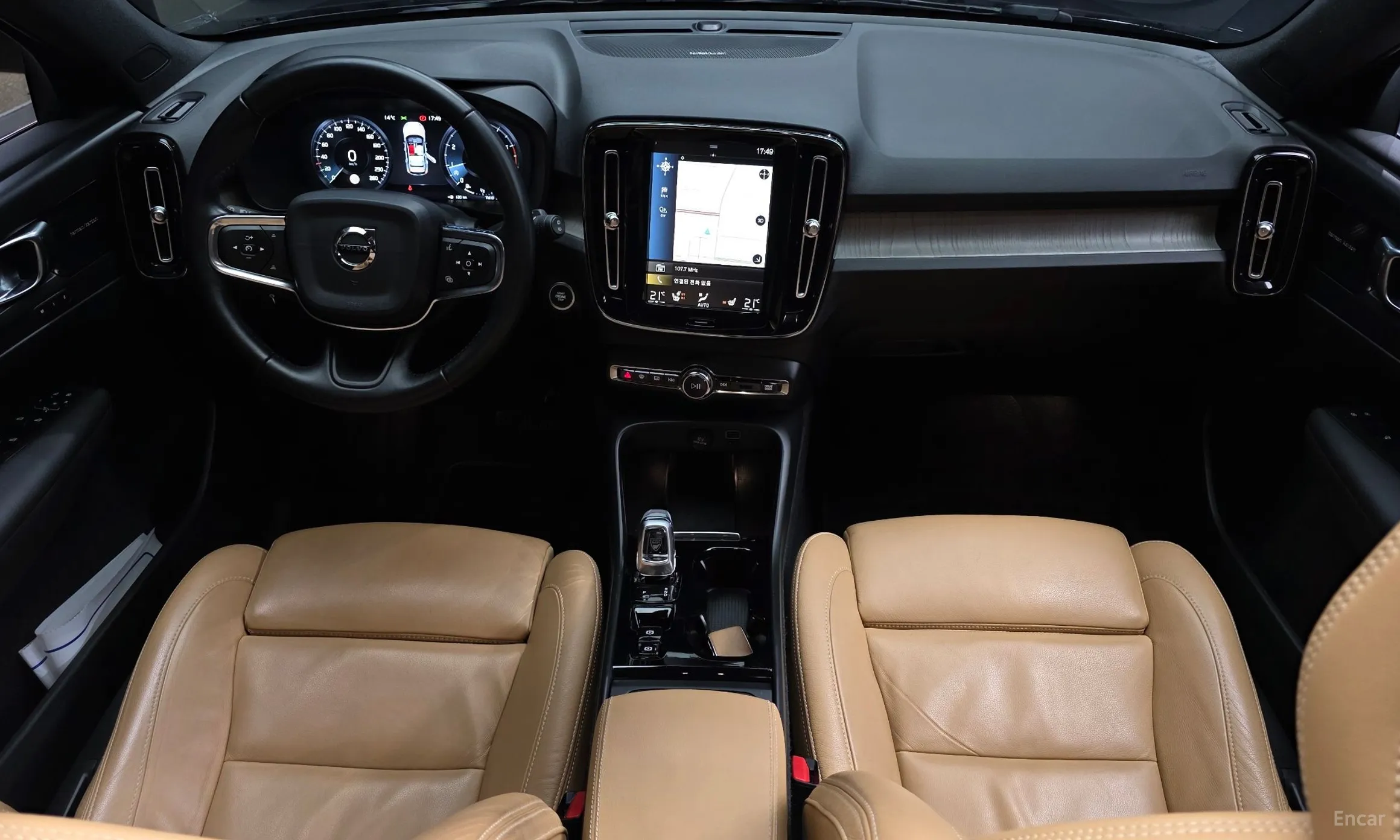 Volvo XC40 превью 7