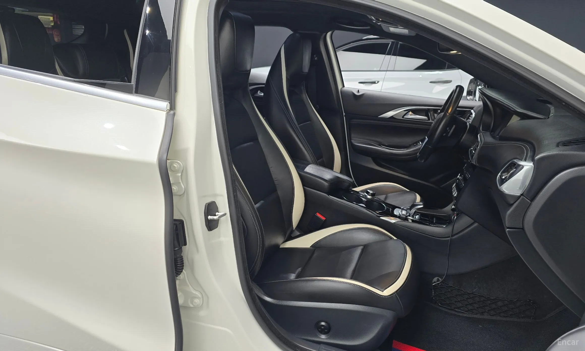 Infiniti Q30 превью 10