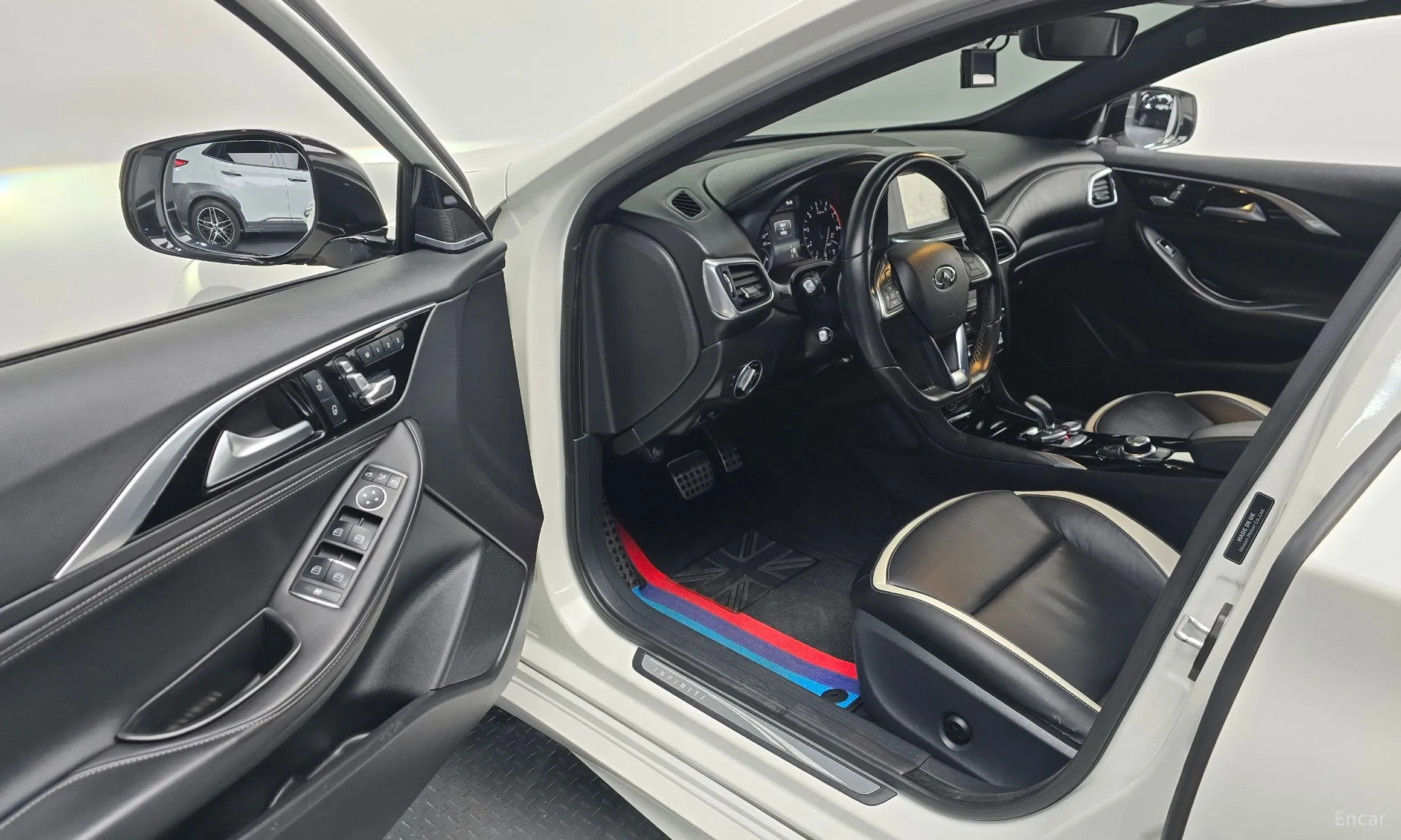 Infiniti Q30 превью 11
