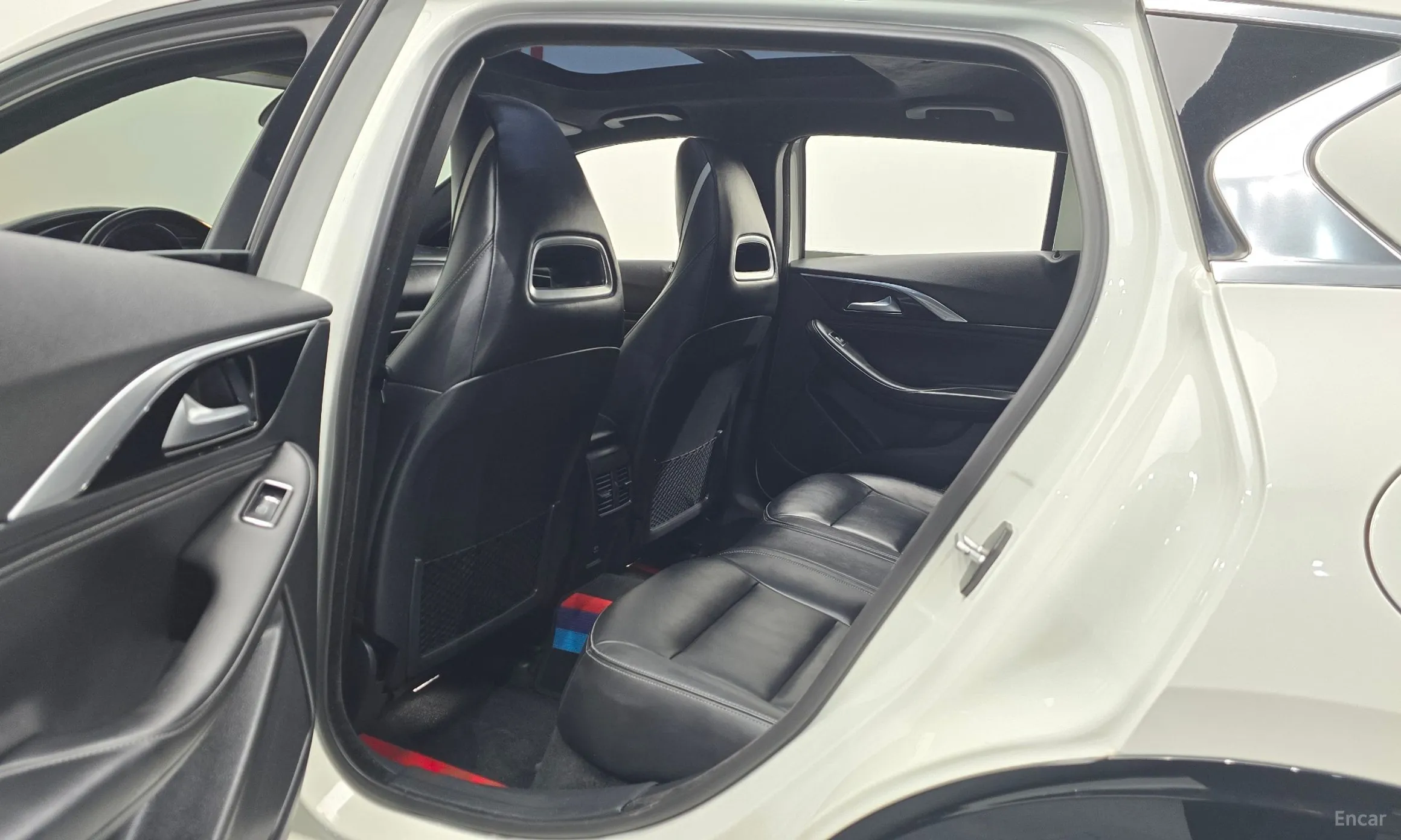 Infiniti Q30 превью 12