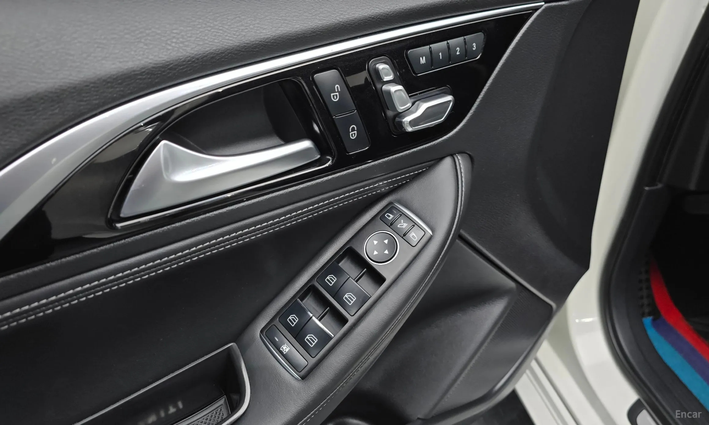 Infiniti Q30 превью 17