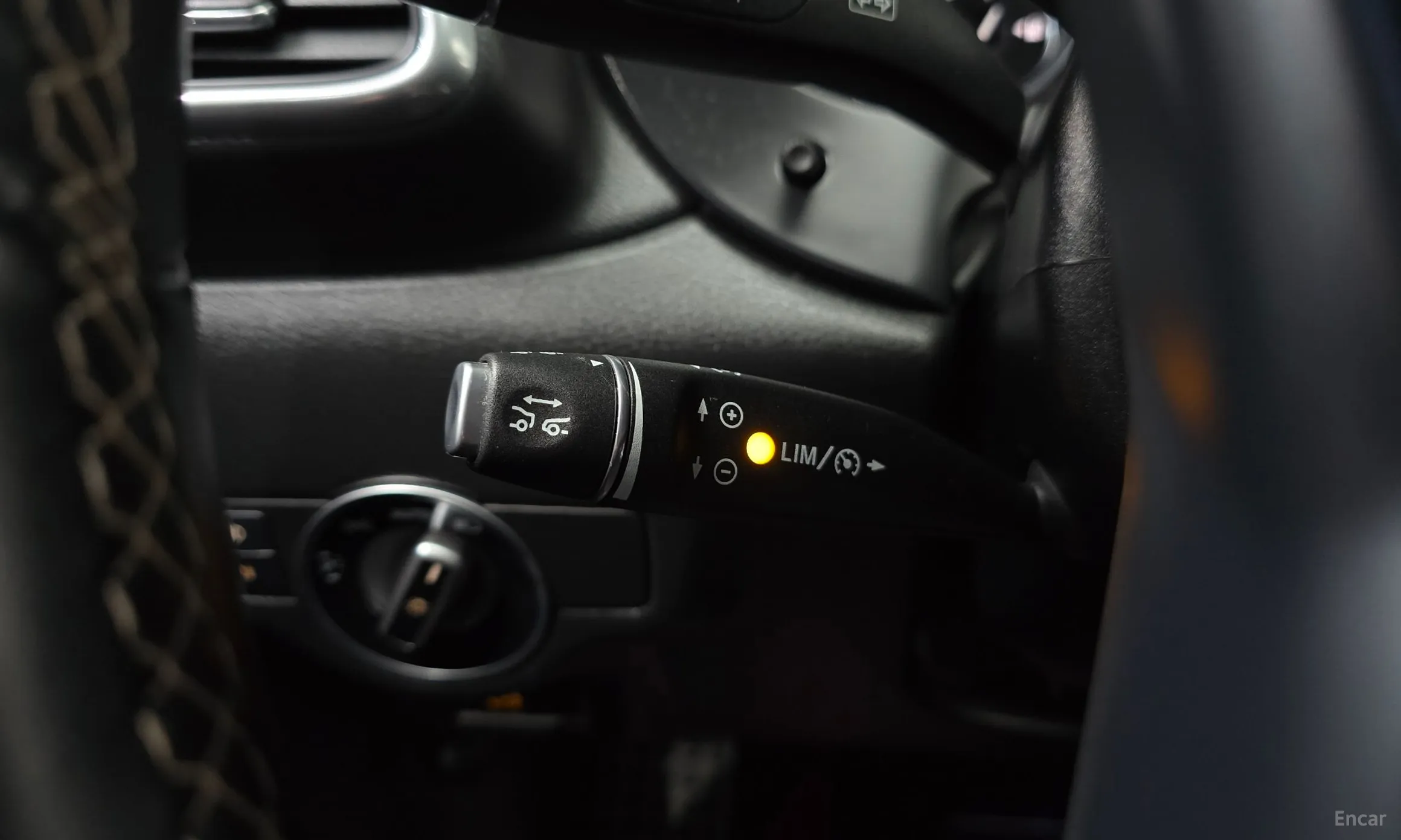 Infiniti Q30 превью 18
