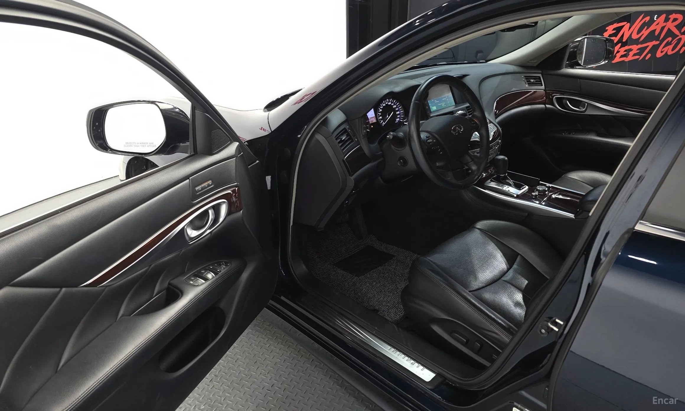 Infiniti Q70 превью 10