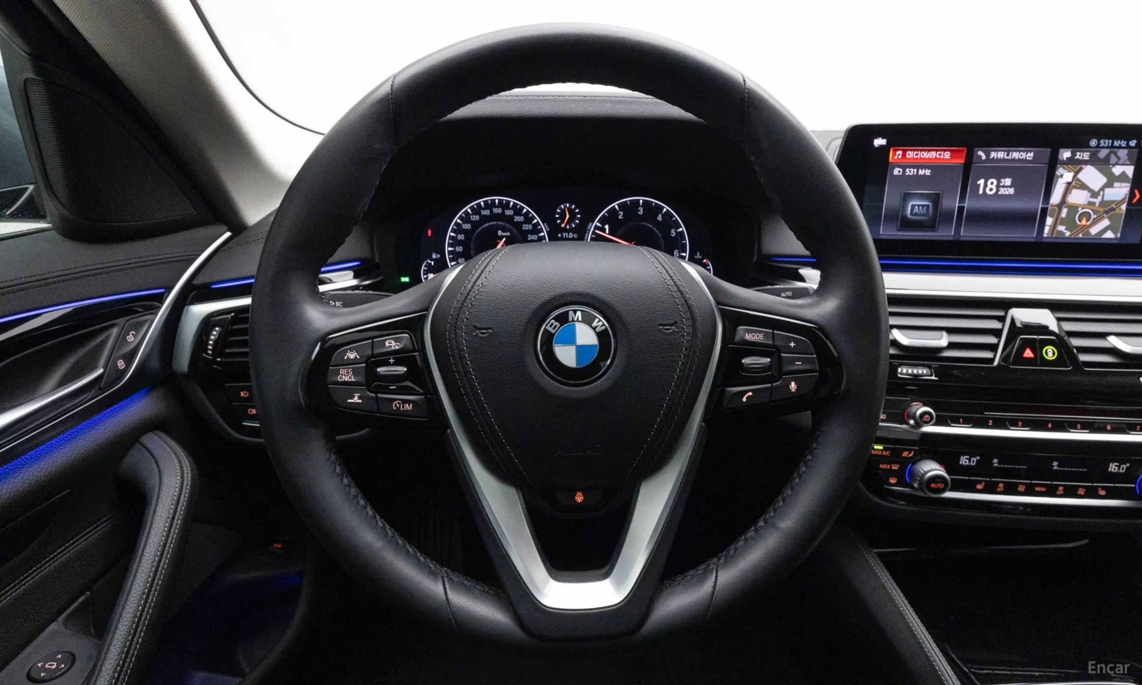 BMW 5 Series (G30) превью 12