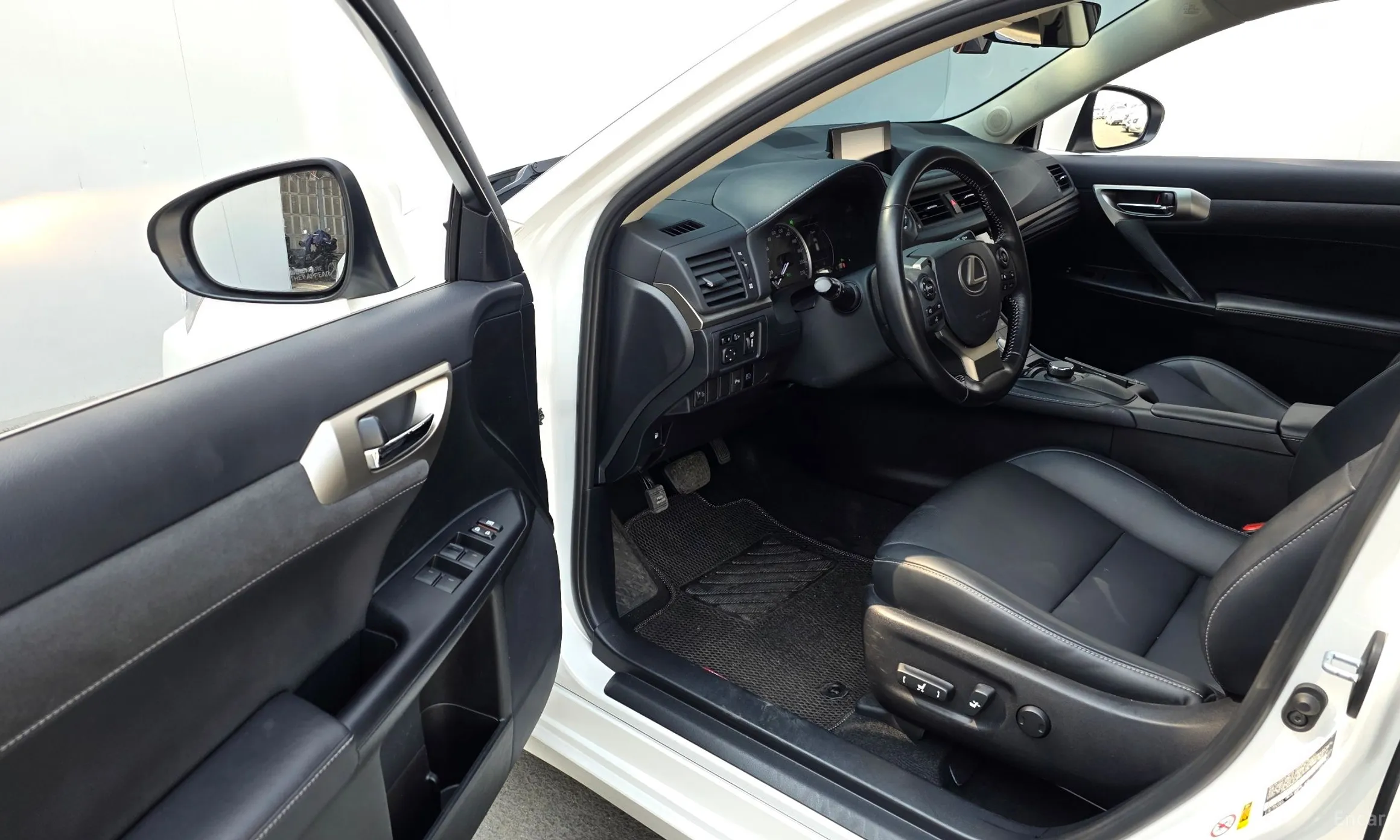 Lexus CT200h превью 11