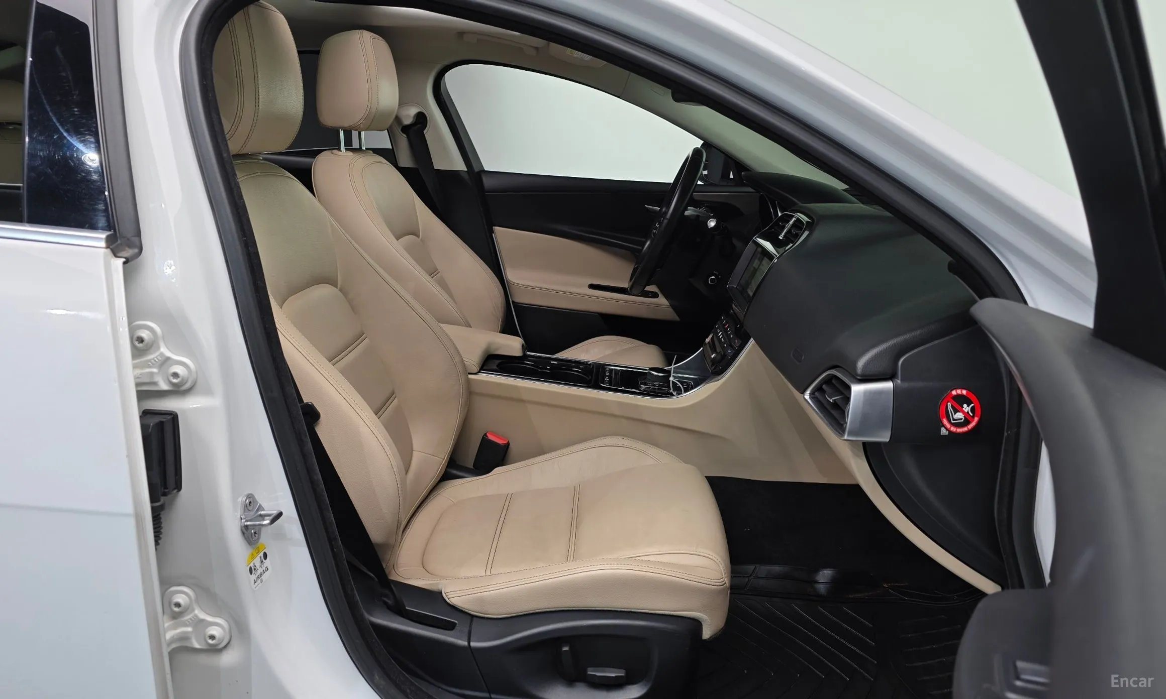 Jaguar XE превью 10