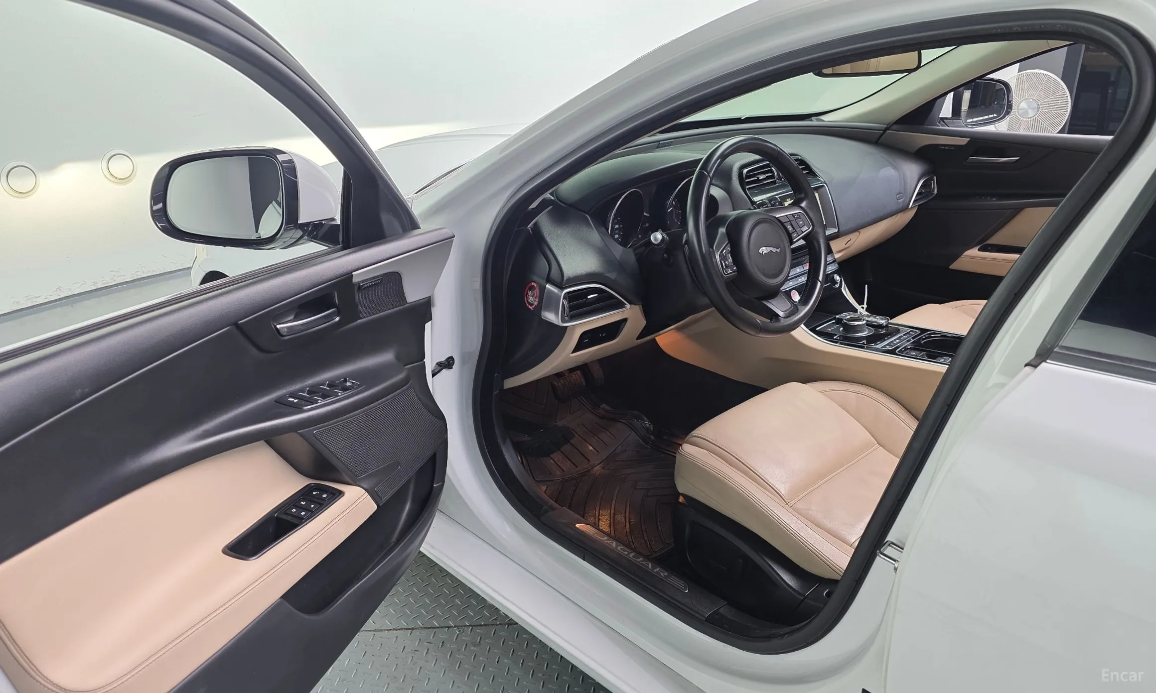 Jaguar XE превью 11
