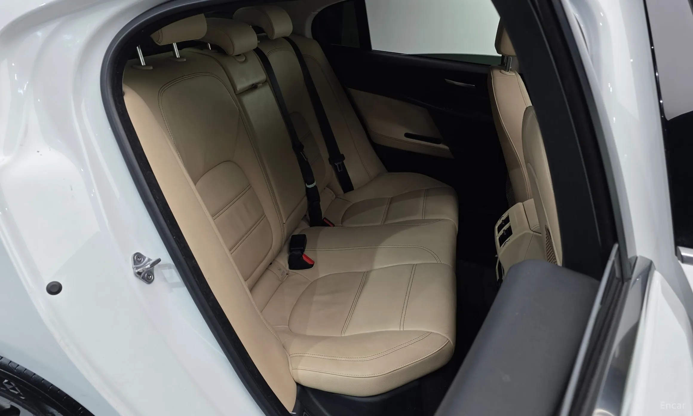 Jaguar XE превью 12