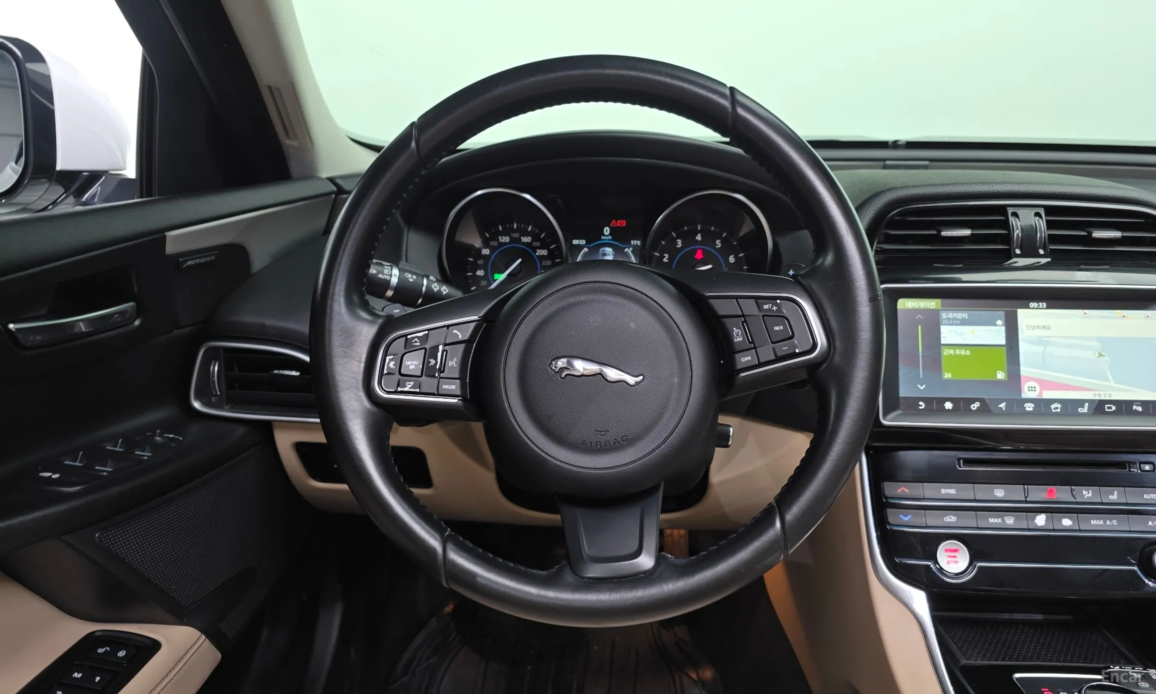 Jaguar XE превью 13
