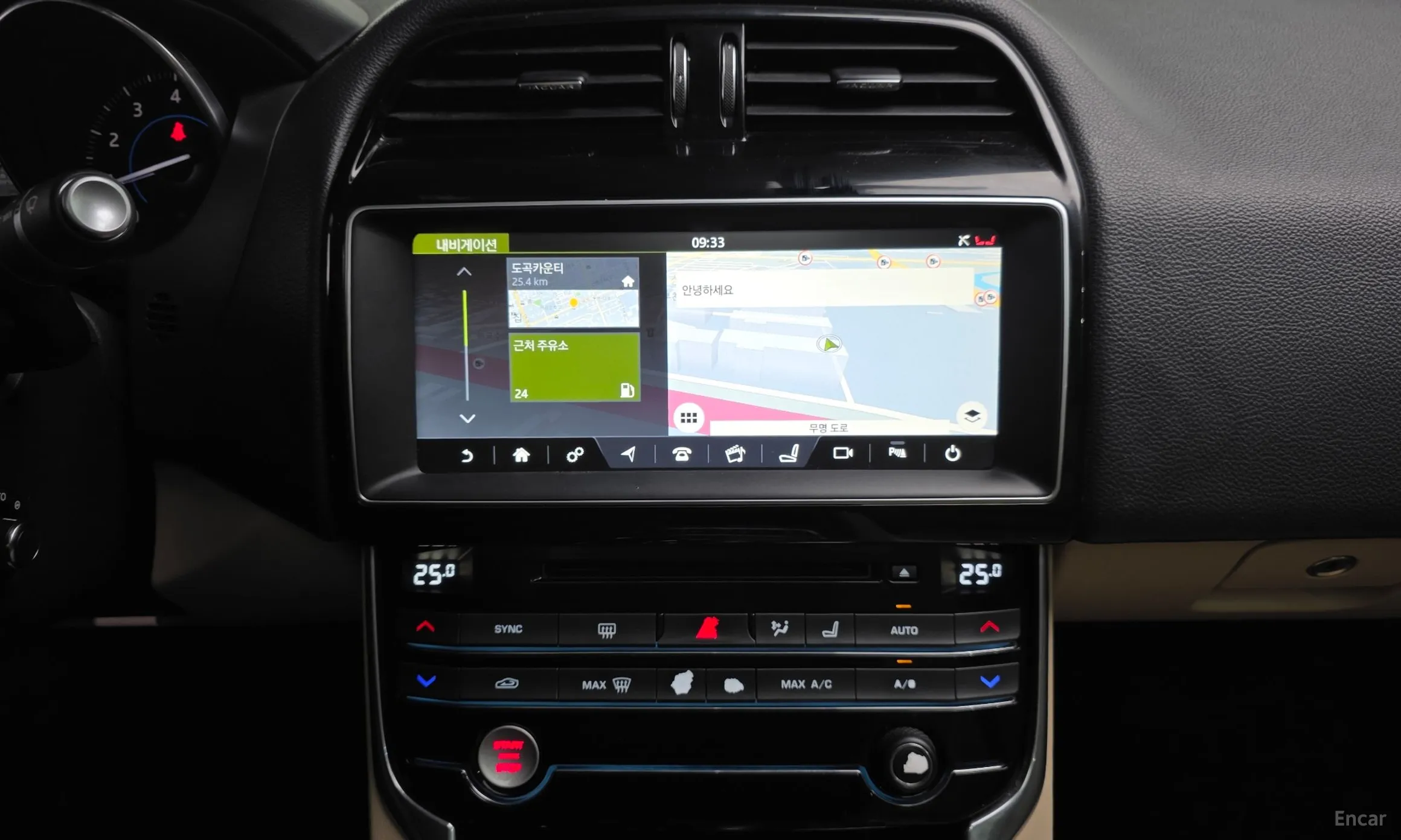 Jaguar XE превью 14