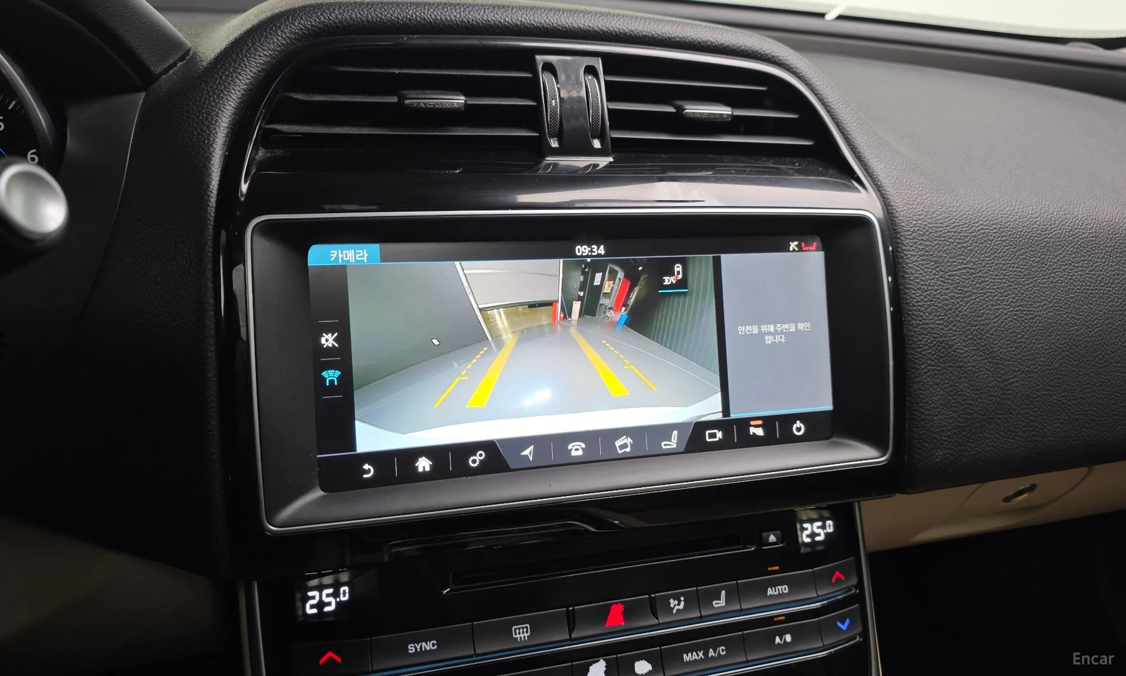 Jaguar XE превью 15