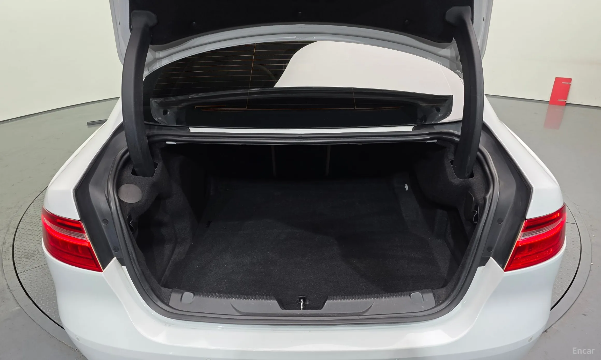 Jaguar XE превью 20
