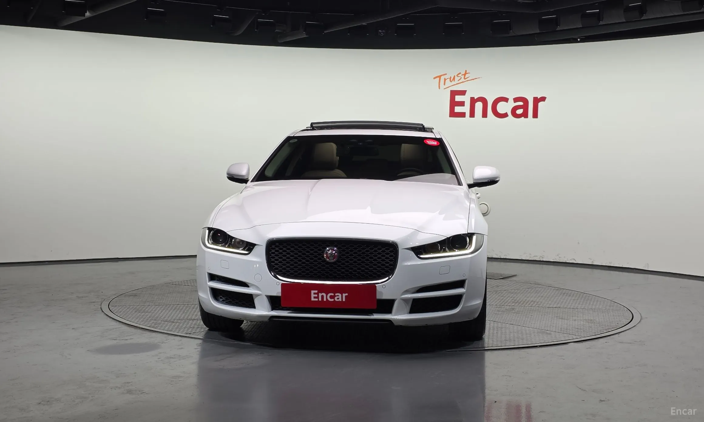 Jaguar XE превью 3
