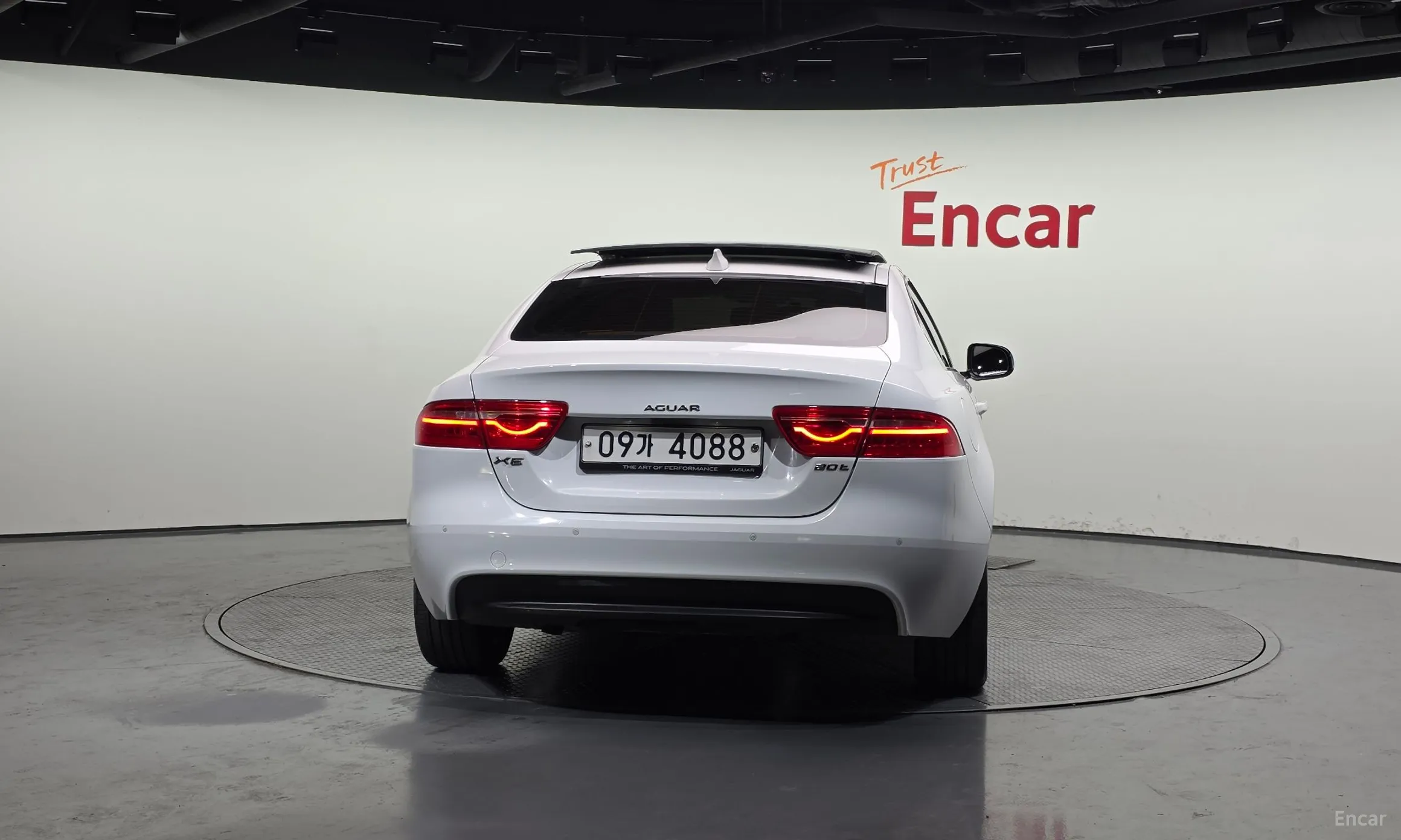 Jaguar XE превью 4