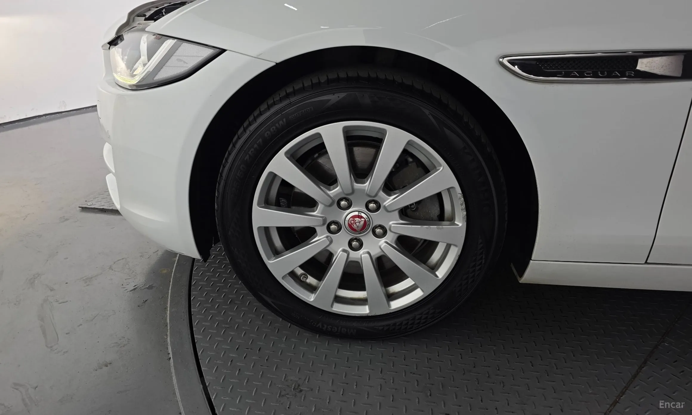 Jaguar XE превью 5