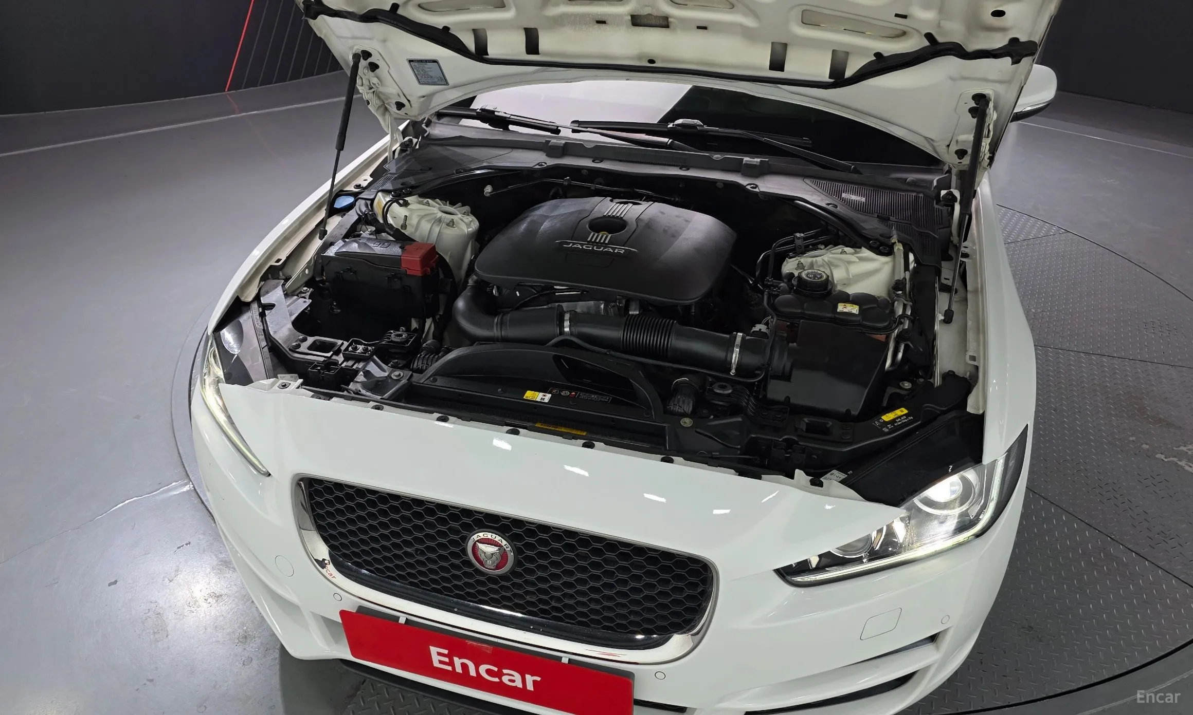Jaguar XE превью 6