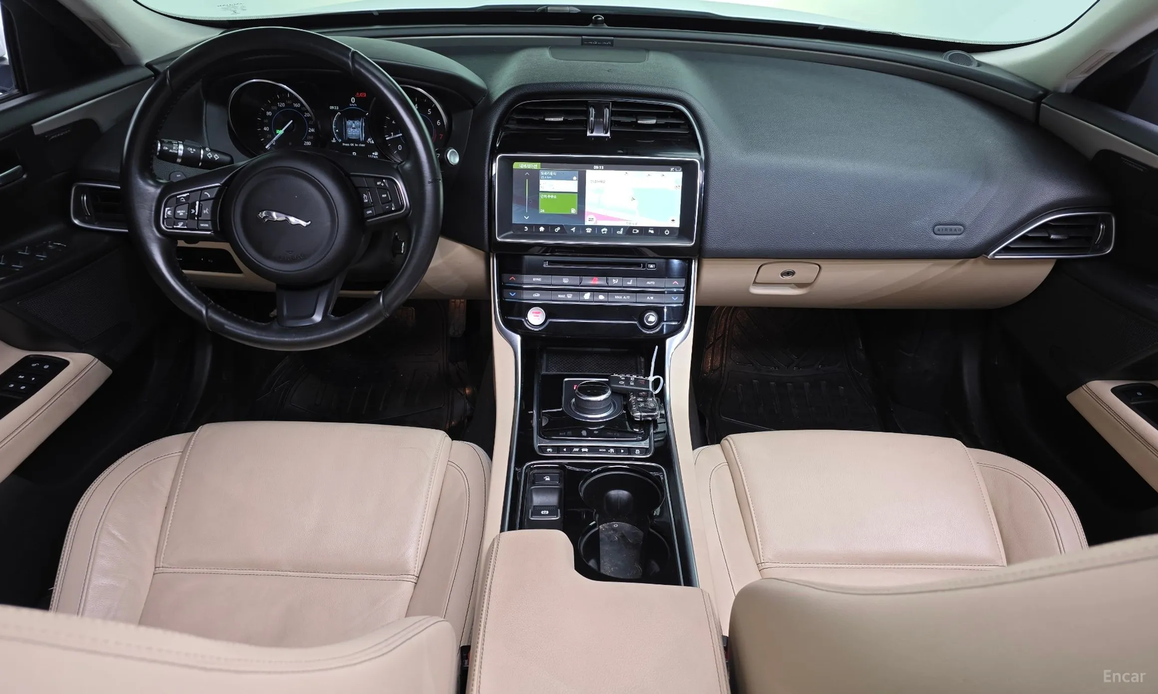 Jaguar XE превью 7