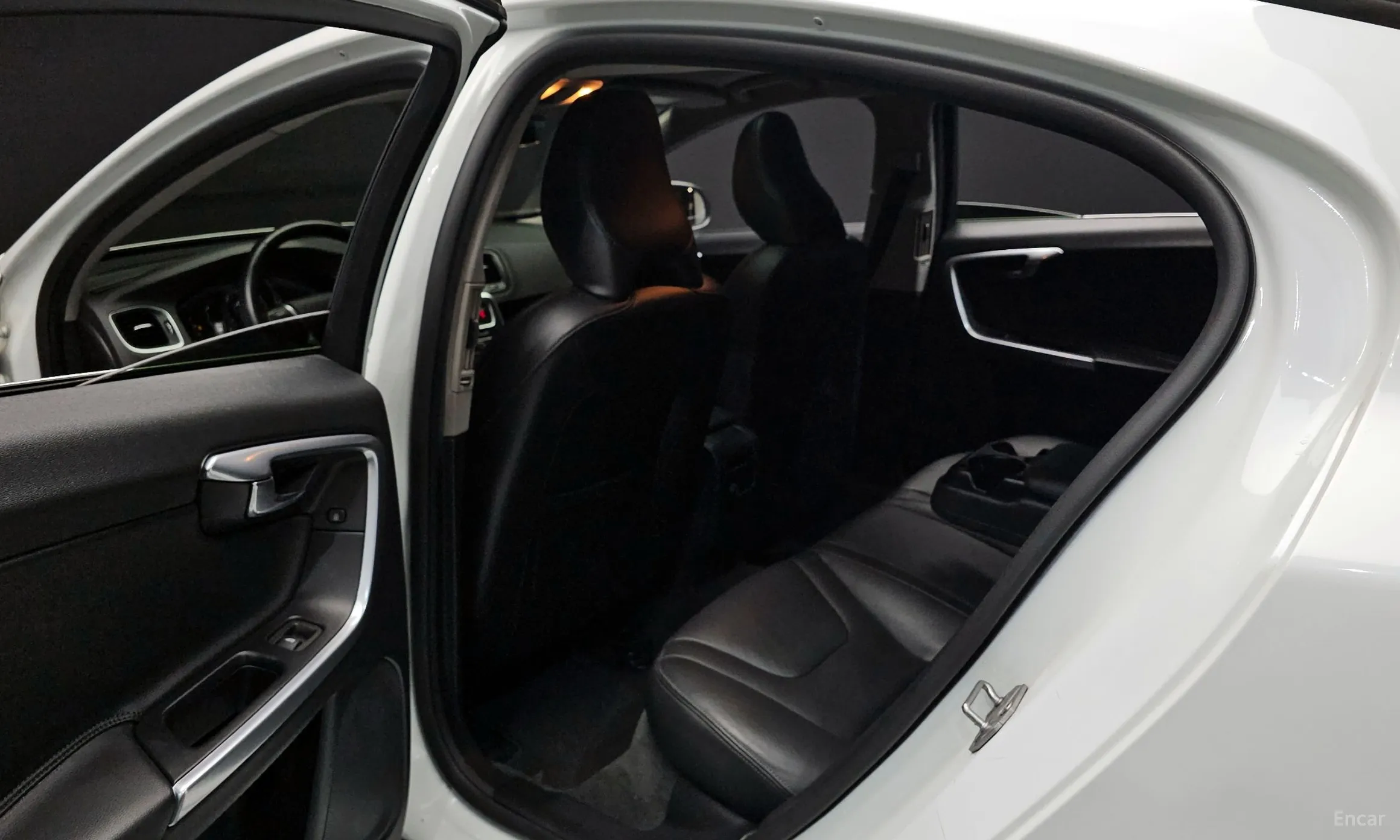 Volvo S60 превью 11