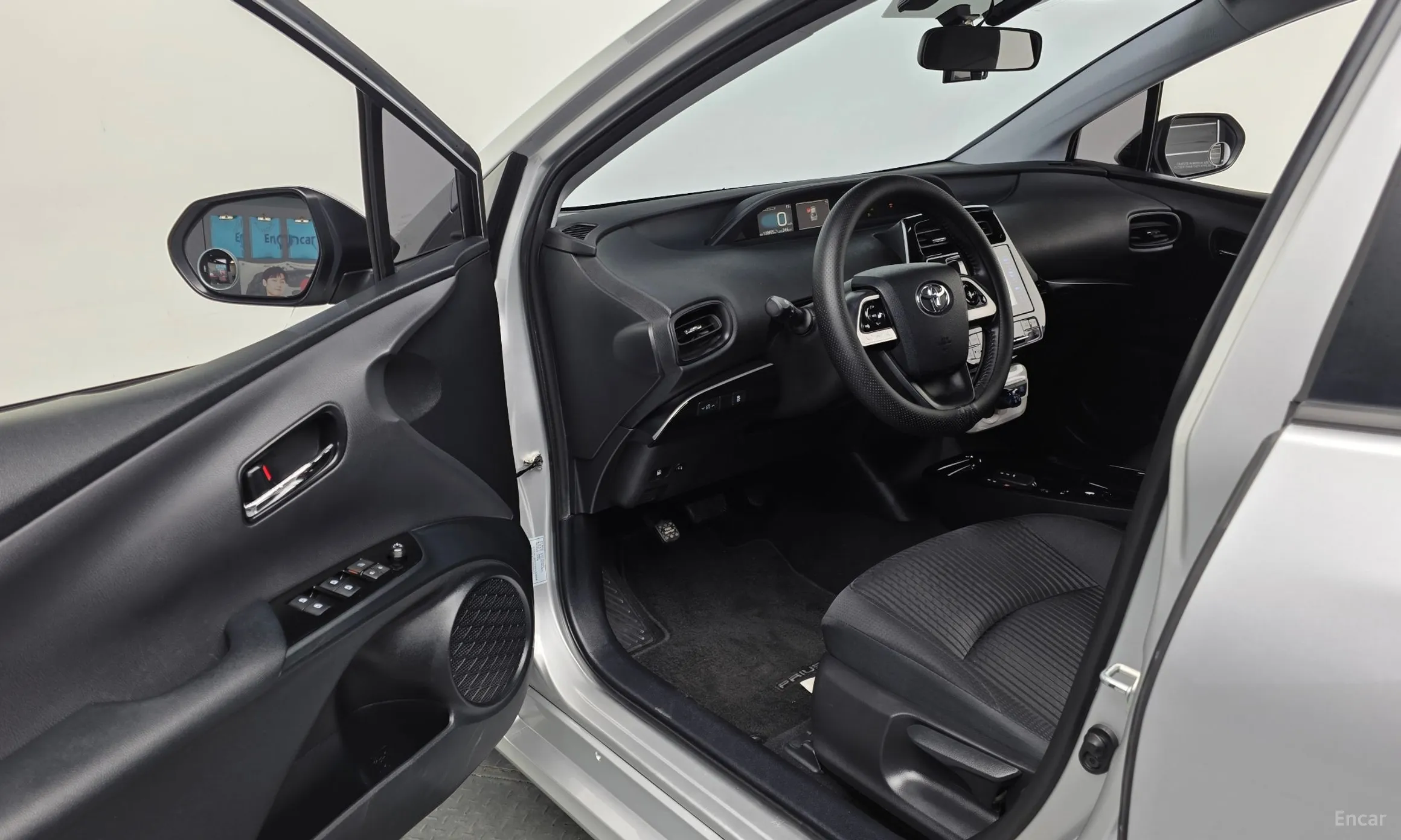 Toyota Prius 4th Generation превью 10
