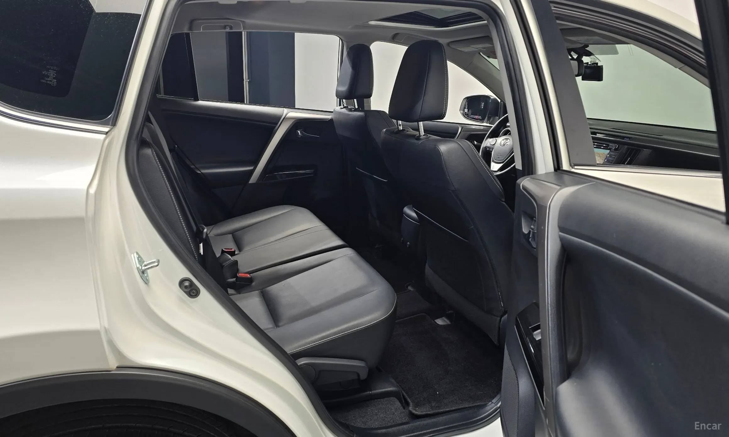 Toyota RAV4 превью 12