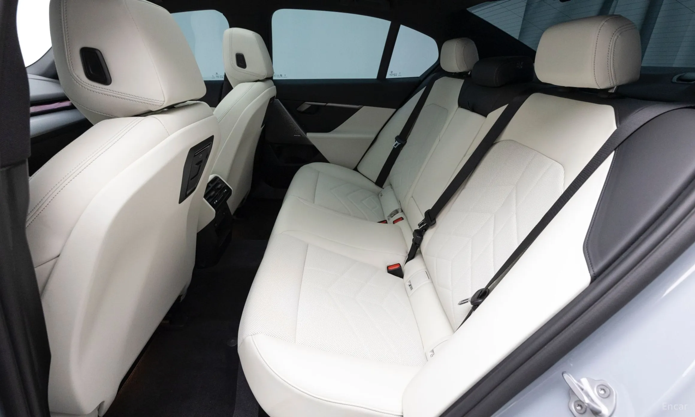BMW 5 Series (G60) превью 10