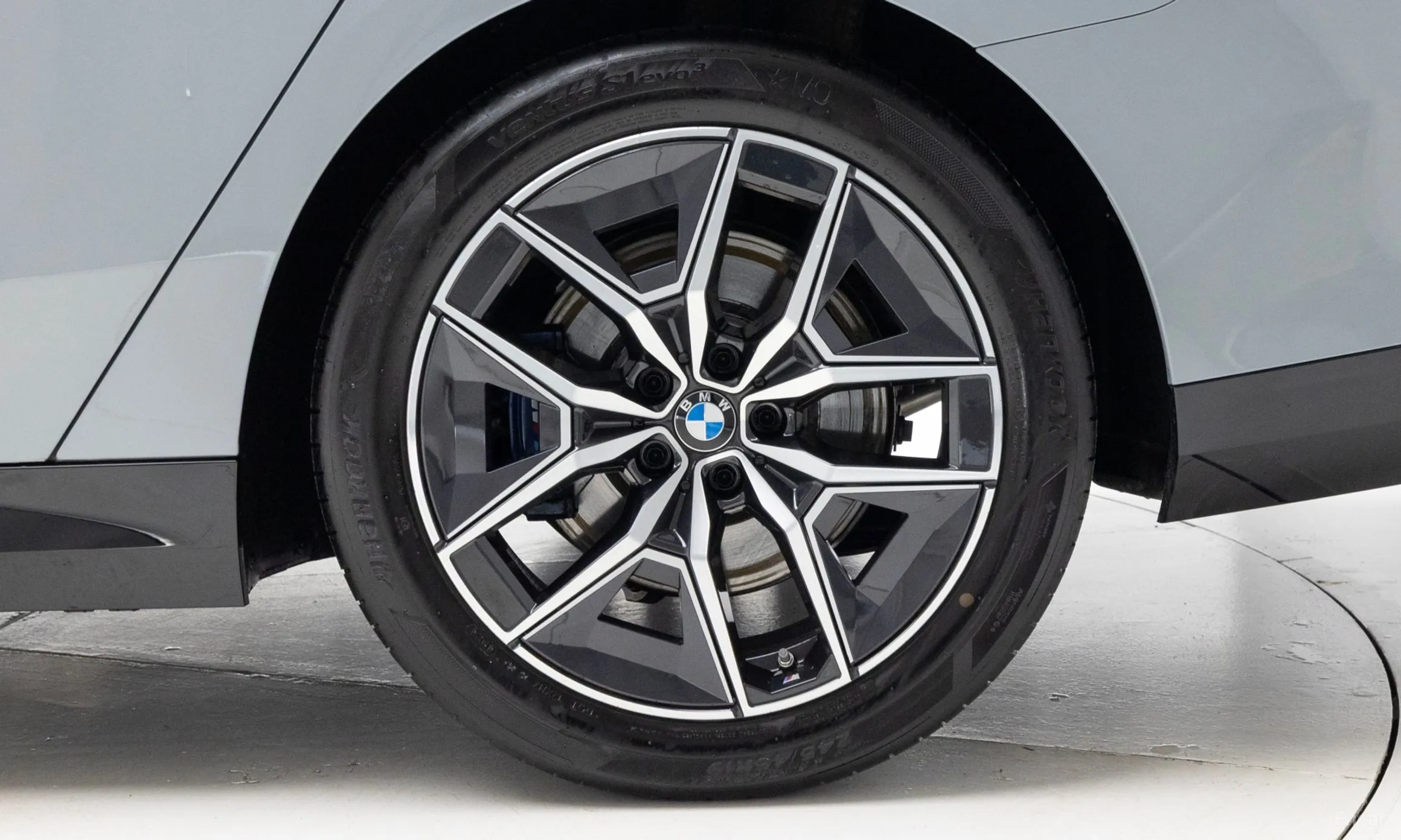 BMW 5 Series (G60) превью 5