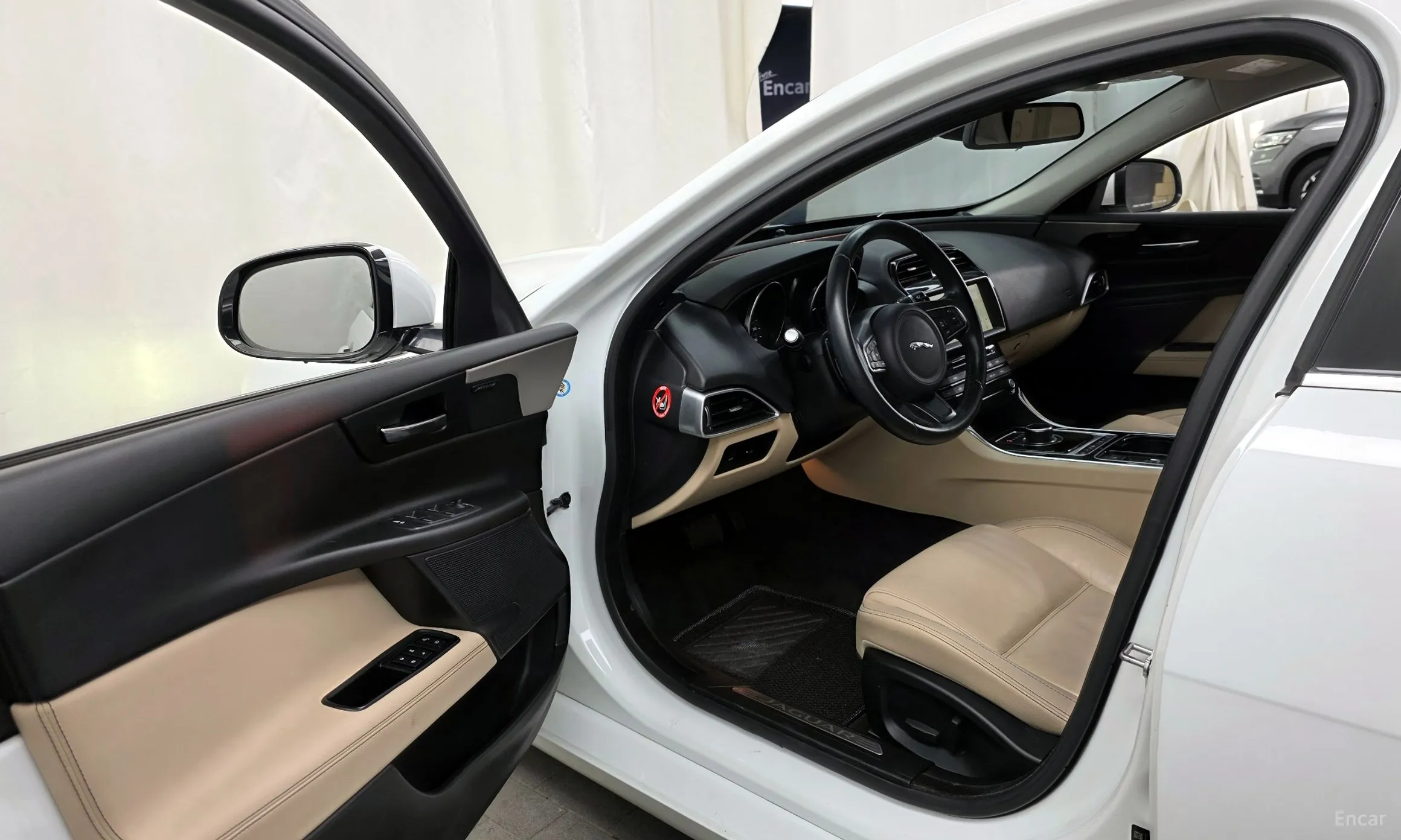 Jaguar XE превью 10