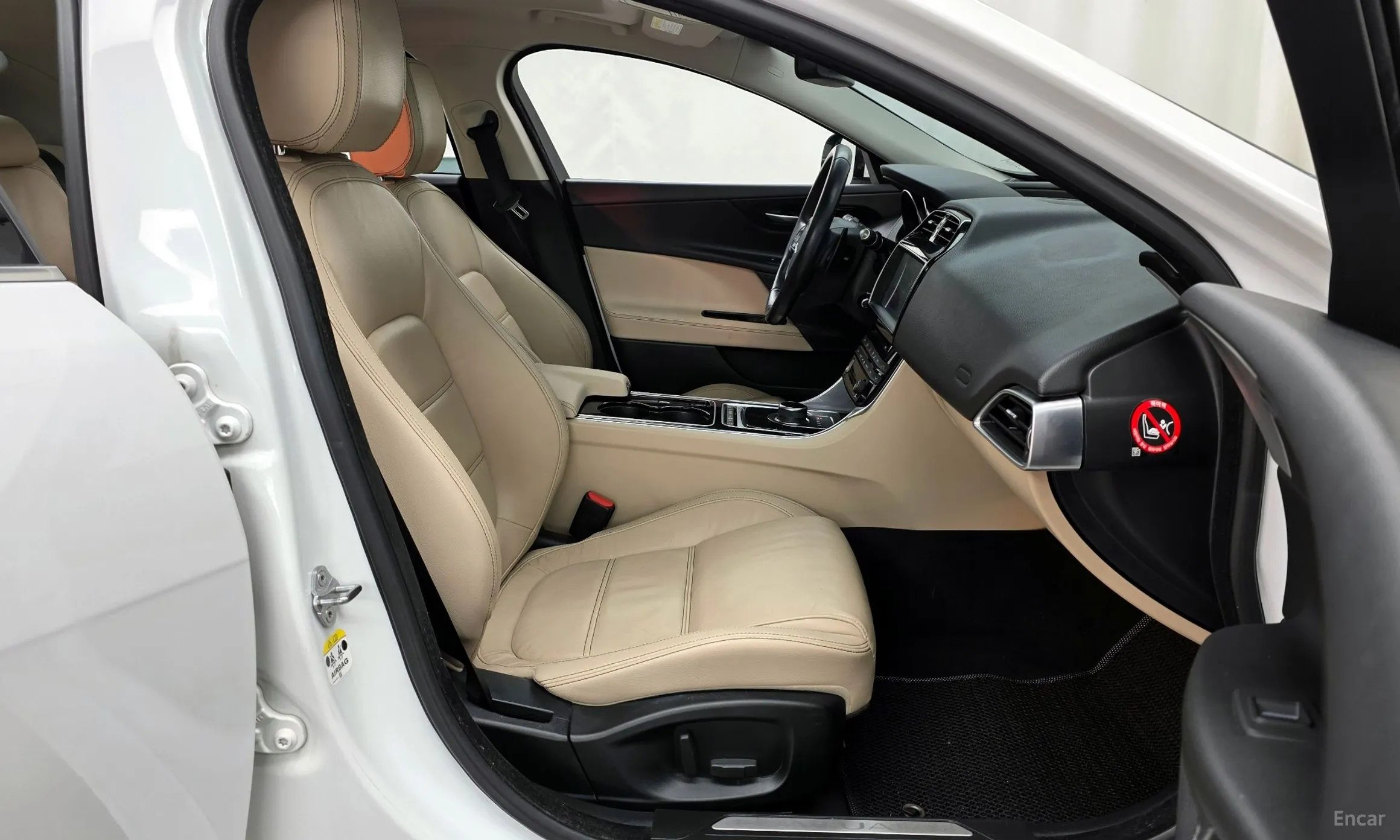 Jaguar XE превью 11