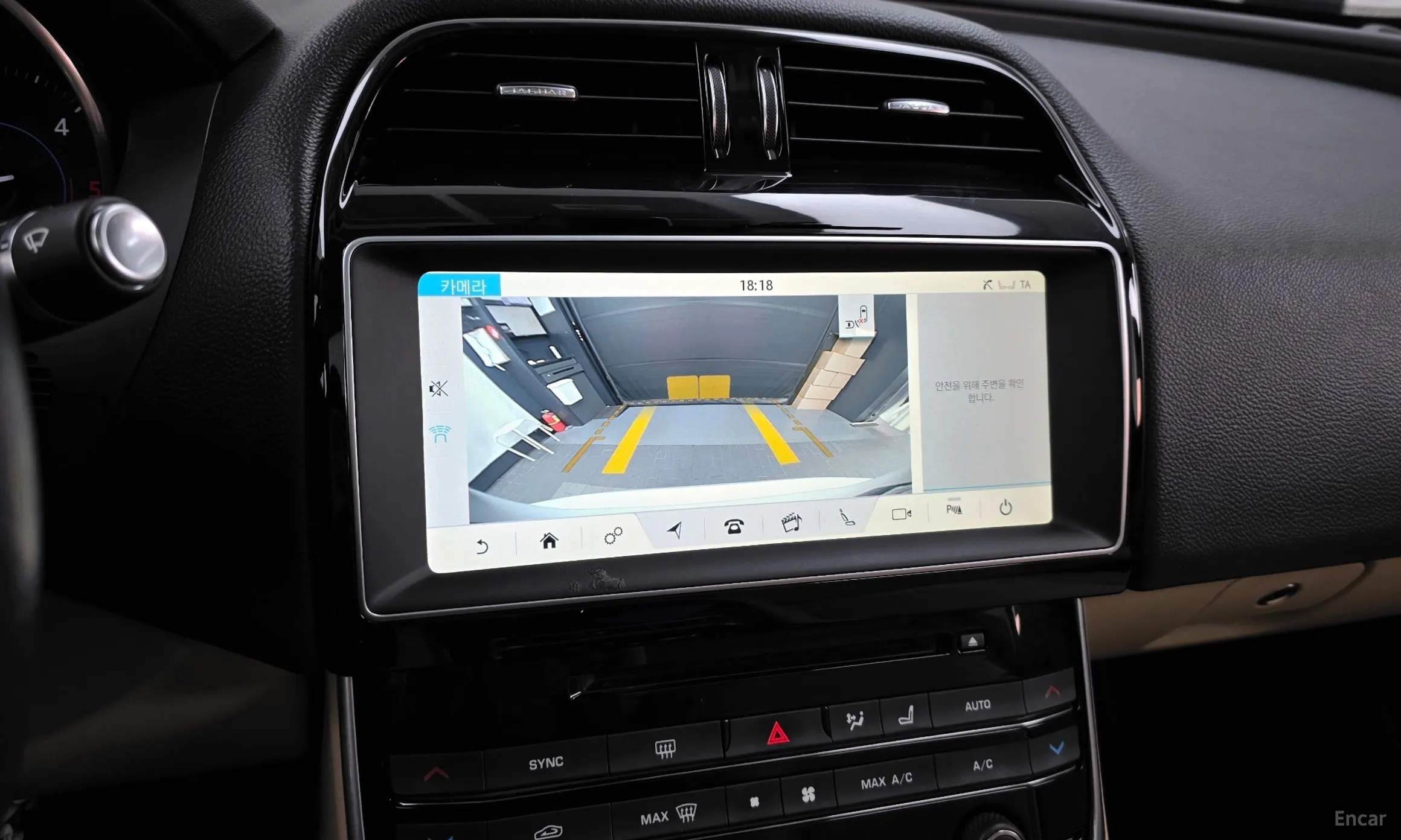 Jaguar XE превью 15