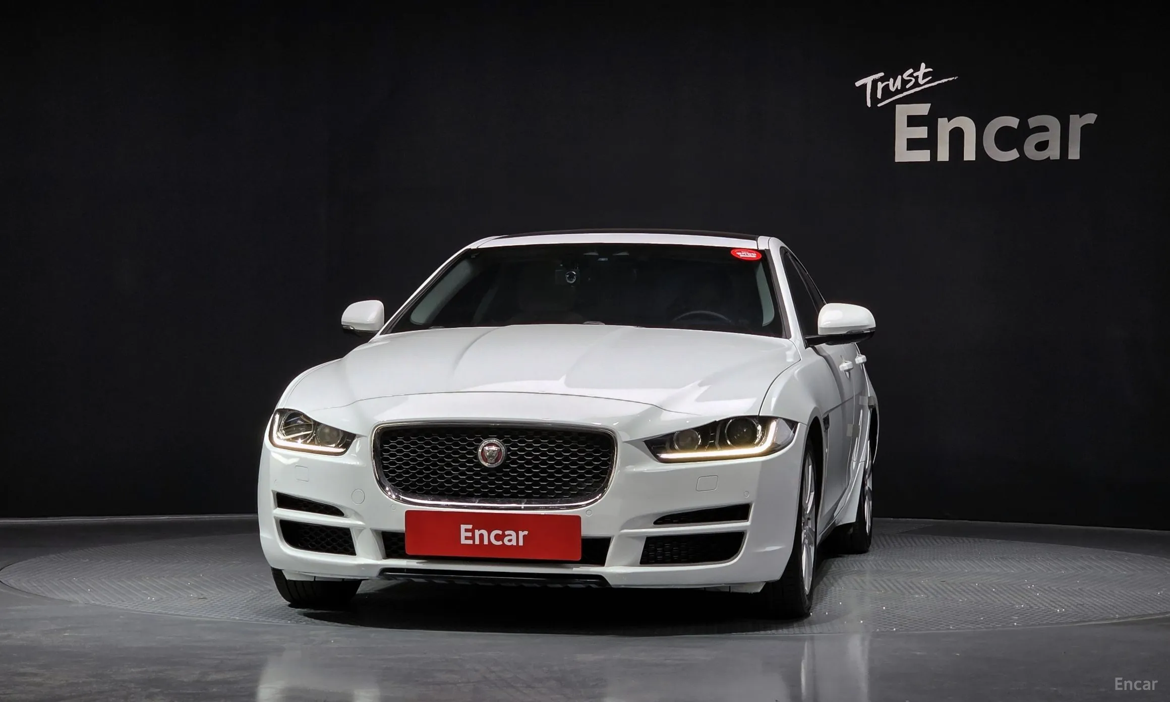 Jaguar XE превью 3