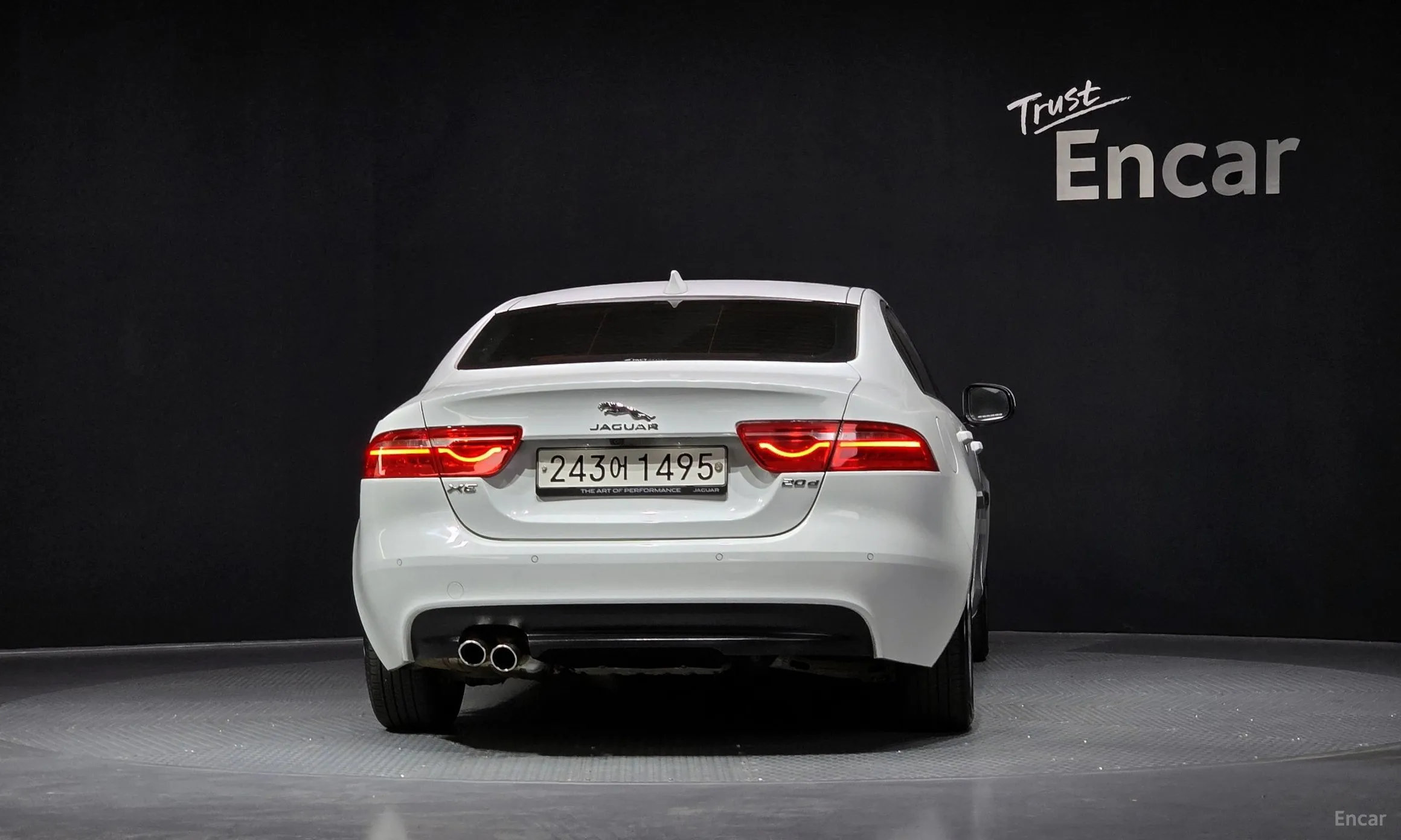Jaguar XE превью 4