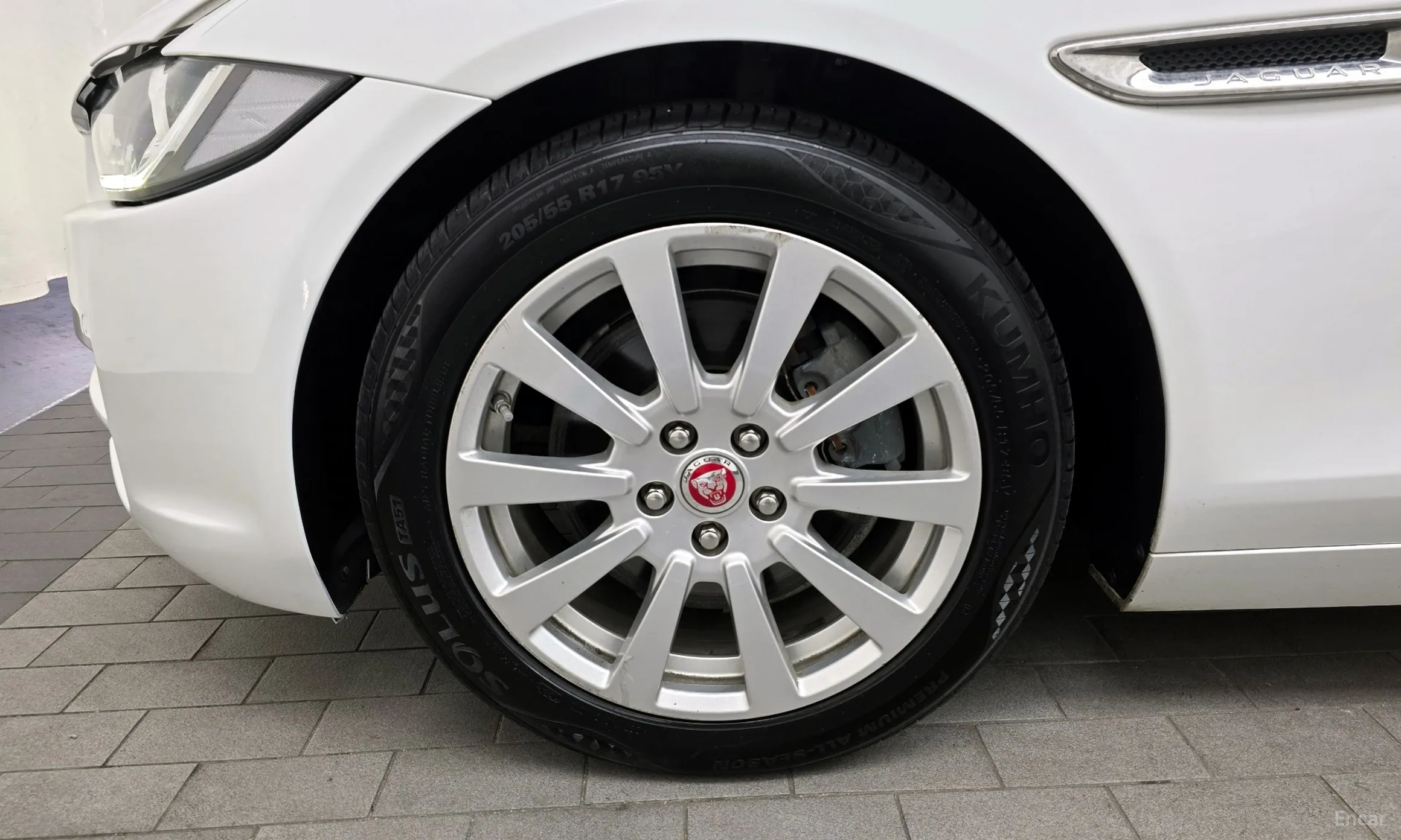 Jaguar XE превью 5