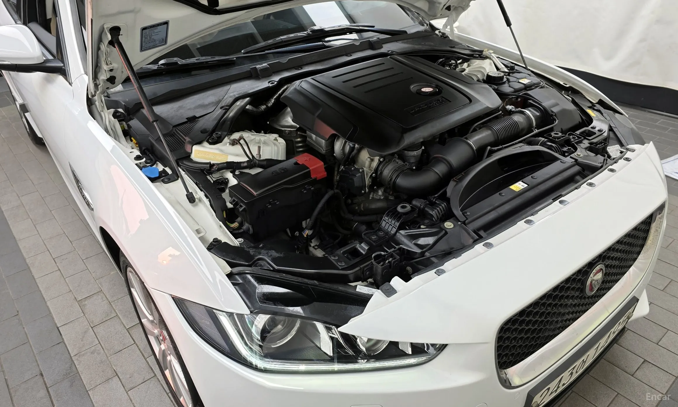 Jaguar XE превью 6